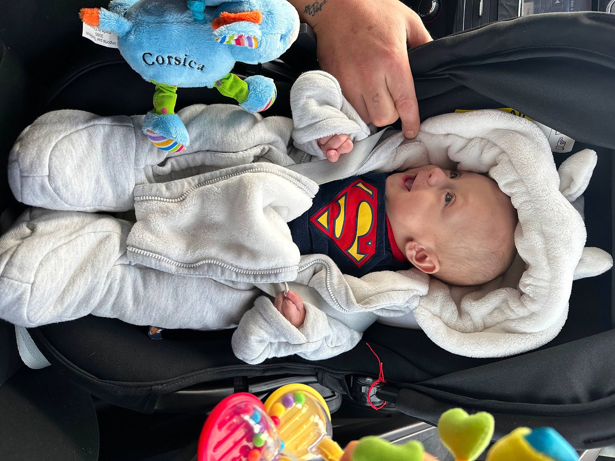 Danaël participe au concours pour gagner de l'argent avec cette photo : baby, baby_carriage, baby_in_car_seat, baby_products, baby_safety, baby_sleeping, baby_toddler_clothing, bedtime, carmine, cheek, child, comfort, hand, linens, nap, person, product, room, textile, toddler