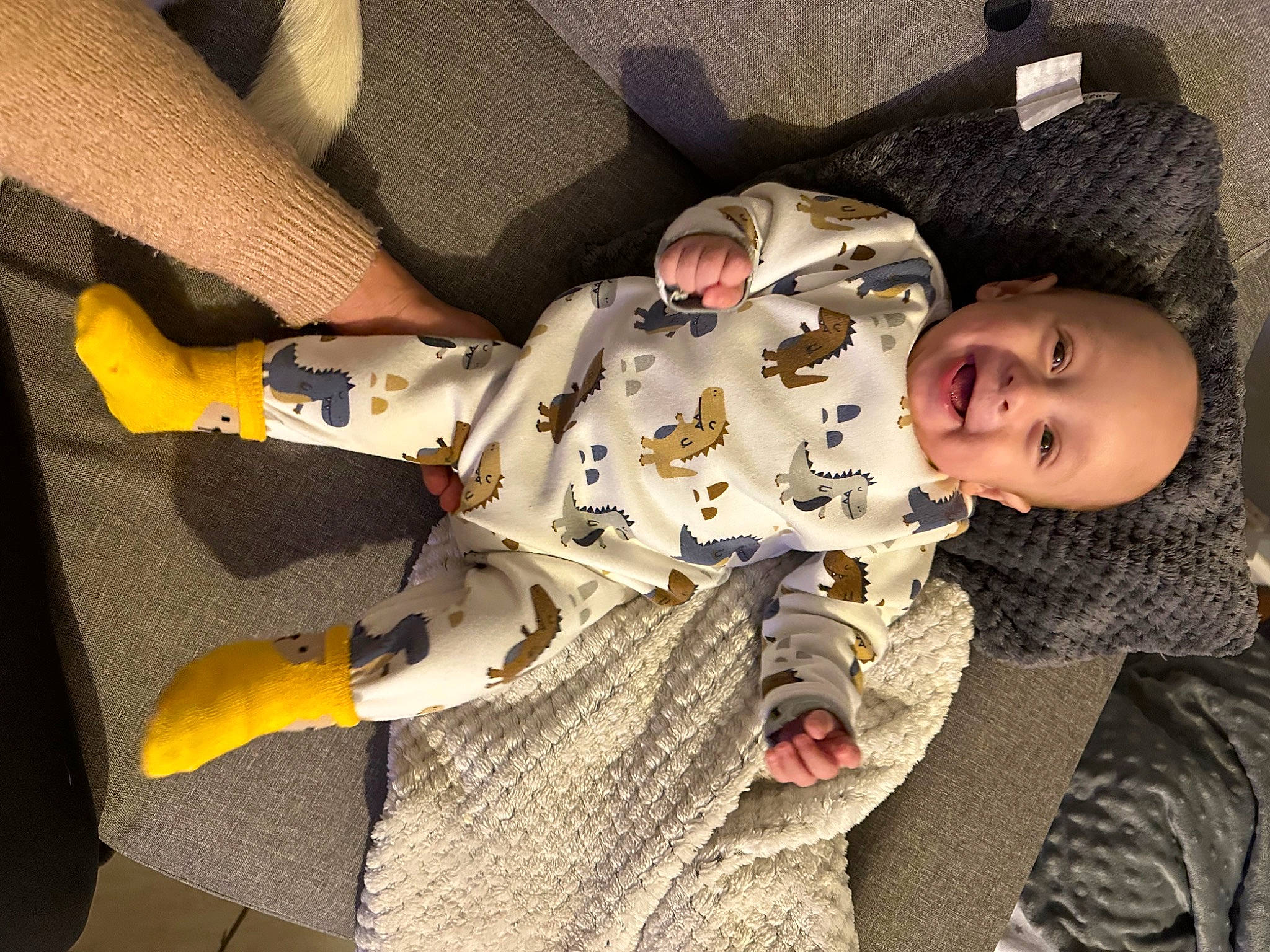 Danaël participe au concours pour gagner de l'argent avec cette photo : baby, baby_toddler_clothing, child, comfort, flooring, fun, linens, pattern, person, room, sitting, sleeve, smile, textile, toddler