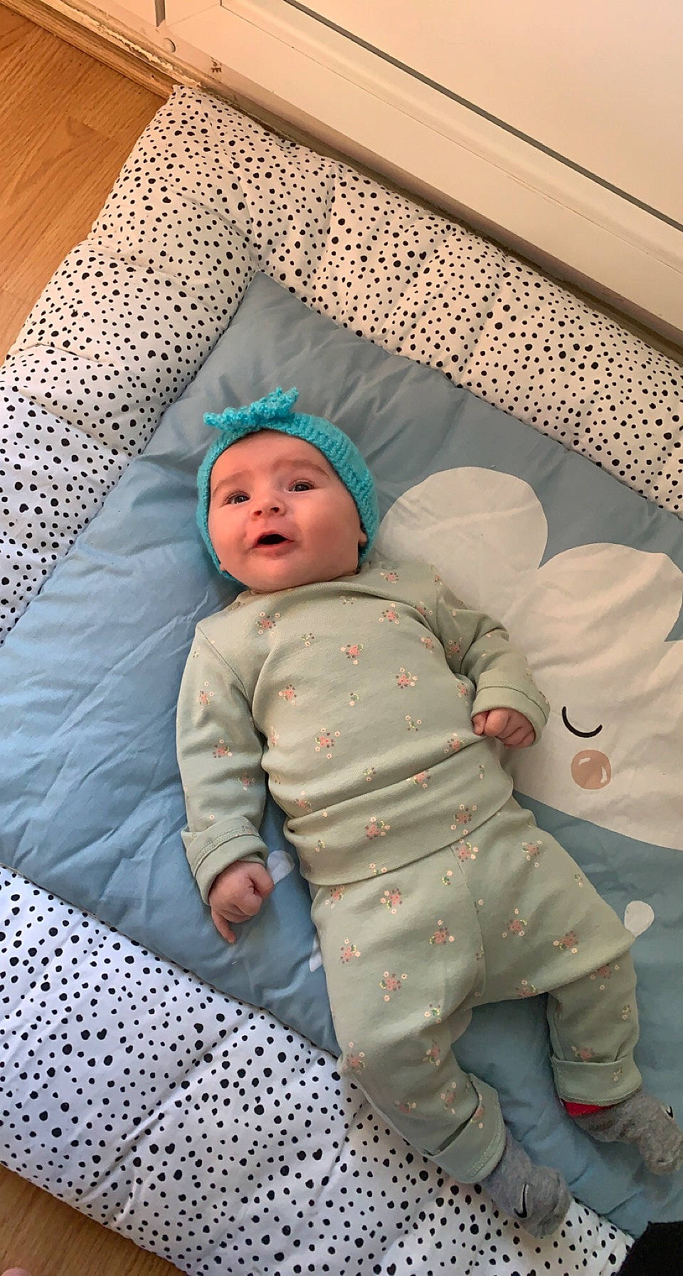 Thaïs a rejoint le concours — aidez-le/la à gagner de superbes lots ! baby, baby_products, baby_safety, baby_sleeping, baby_toddler_clothing, bedding, bedtime, cheek, child, comfort, eye, face, head, headwear, linens, pattern, person, room, skin, sleep
