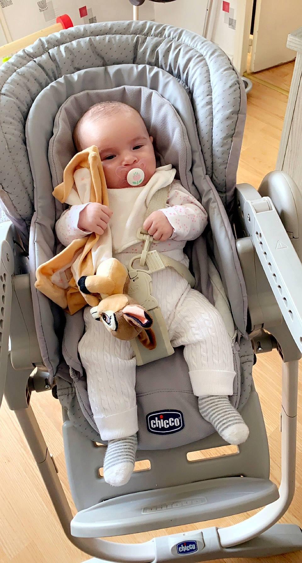 Thaïs participe au concours pour gagner de l'argent avec cette photo : baby, baby_carriage, baby_products, baby_safety, baby_sleeping, car_seat, cheek, child, comfort, finger, gesture, hand, human_body, knee, person, product, sitting, skin, thumb, toddler
