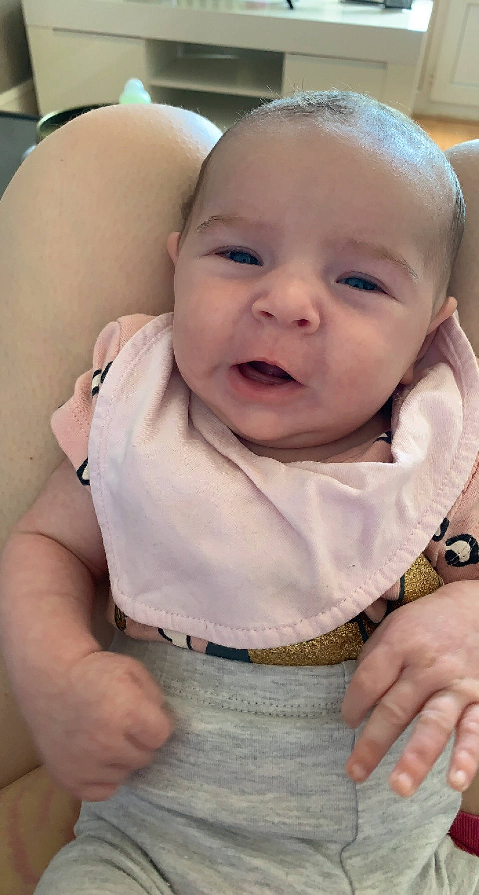 Thaïs a rejoint le concours — aidez-le/la à gagner de superbes lots ! baby, baby_products, baby_toddler_clothing, cheek, child, chin, comfort, eye, eyelash, finger, happy, iris, lip, neck, nose, person, sitting, skin, sleeve, smile