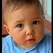Nelson participe au concours pour gagner de l'argent avec cette photo : child, toddler, face, portrait, young_boy, blue_shirt, curious, indoors, cute, baby, skin, eyes, hair, expression, person, head, clothing, closeup, childhood, cute_face