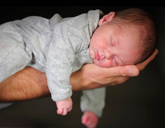 Tiago a rejoint le concours — aidez-le/la à gagner de superbes lots ! baby, baby_products, baby_sleeping, baby_toddler_clothing, barefoot, bedtime, cheek, comfort, elbow, finger, foot, gesture, hand, nail, nose, person, room, sleep, sleeve, thumb