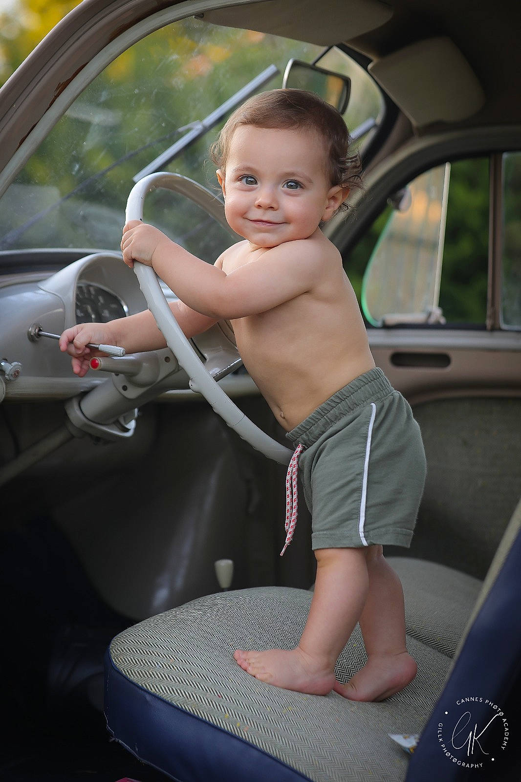 Tiago a rejoint le concours — aidez-le/la à gagner de superbes lots ! auto_part, automotive_design, automotive_exterior, automotive_lighting, car, car_seat, finger, flash_photography, fun, hand, hood, joy, mode_of_transport, motor_vehicle, person, smile, steering_wheel, thigh, toddler, vehicle