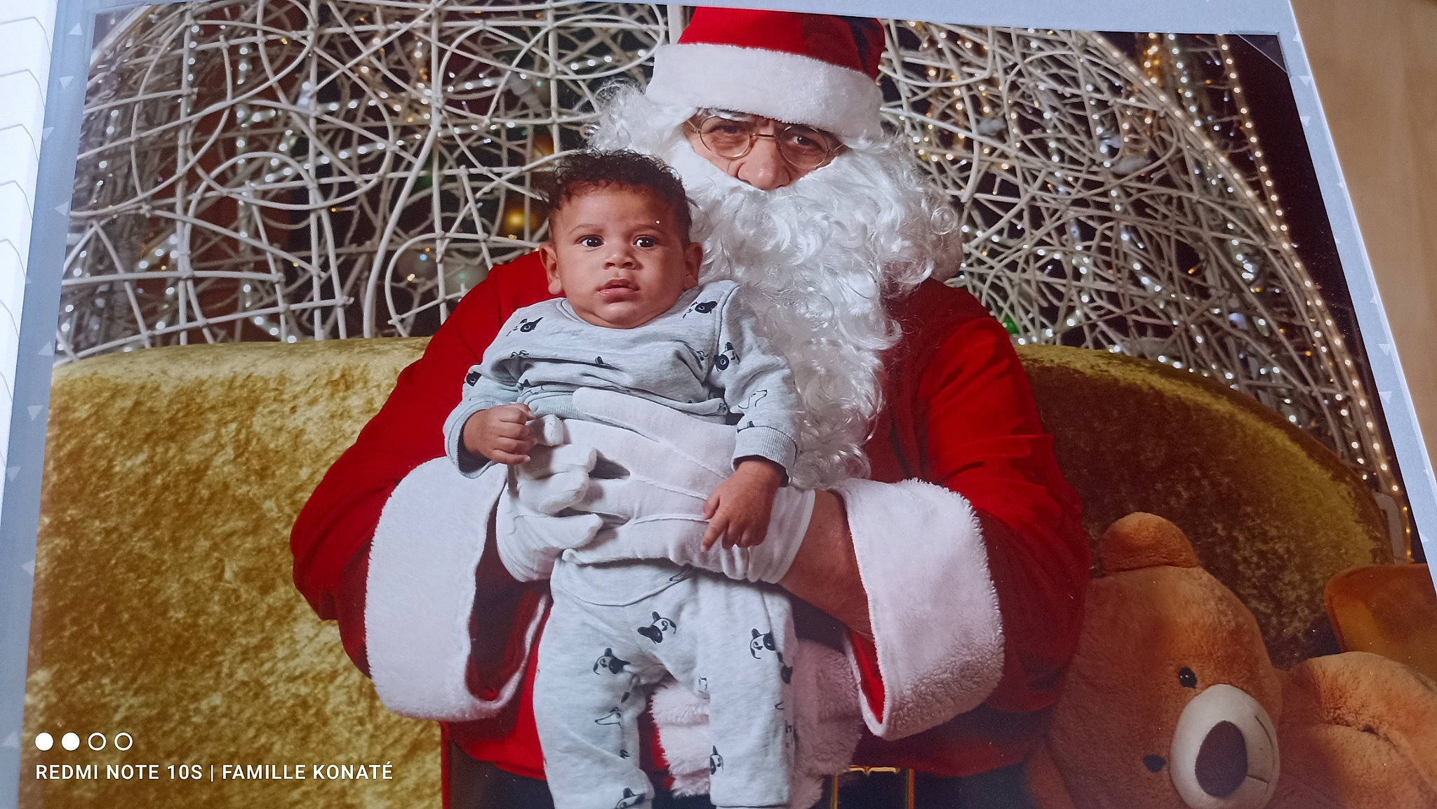 Sami participe au concours pour gagner de l'argent avec cette photo : baby, beard, child, christmas, christmas_eve, christmas_ornament, event, facial_hair, fictional_character, fun, happy, head, headwear, holiday, lap, person, santa_claus, sitting, toddler, tree