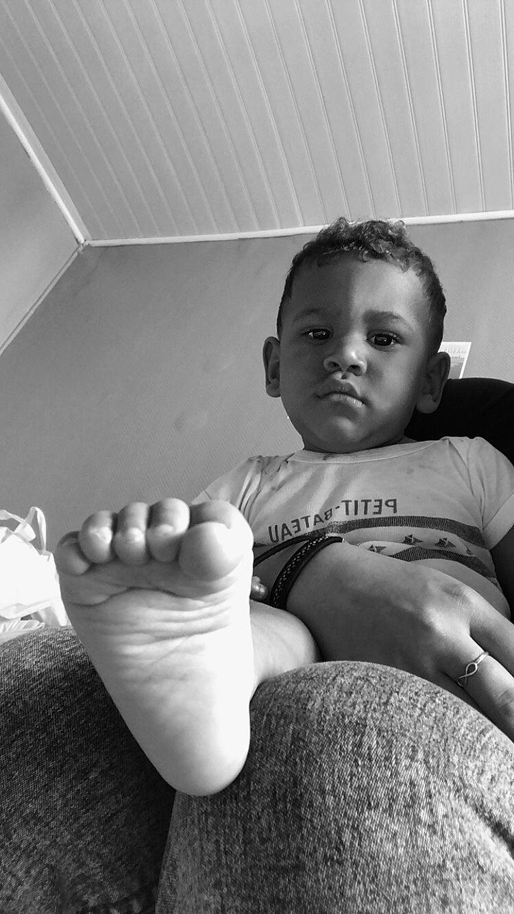 Sami a rejoint le concours — aidez-le/la à gagner de superbes lots ! arm, black, black_and_white, comfort, eye, finger, flash_photography, gesture, hand, head, human_body, joint, knee, leg, person, shorts, shoulder, stomach, style, thigh