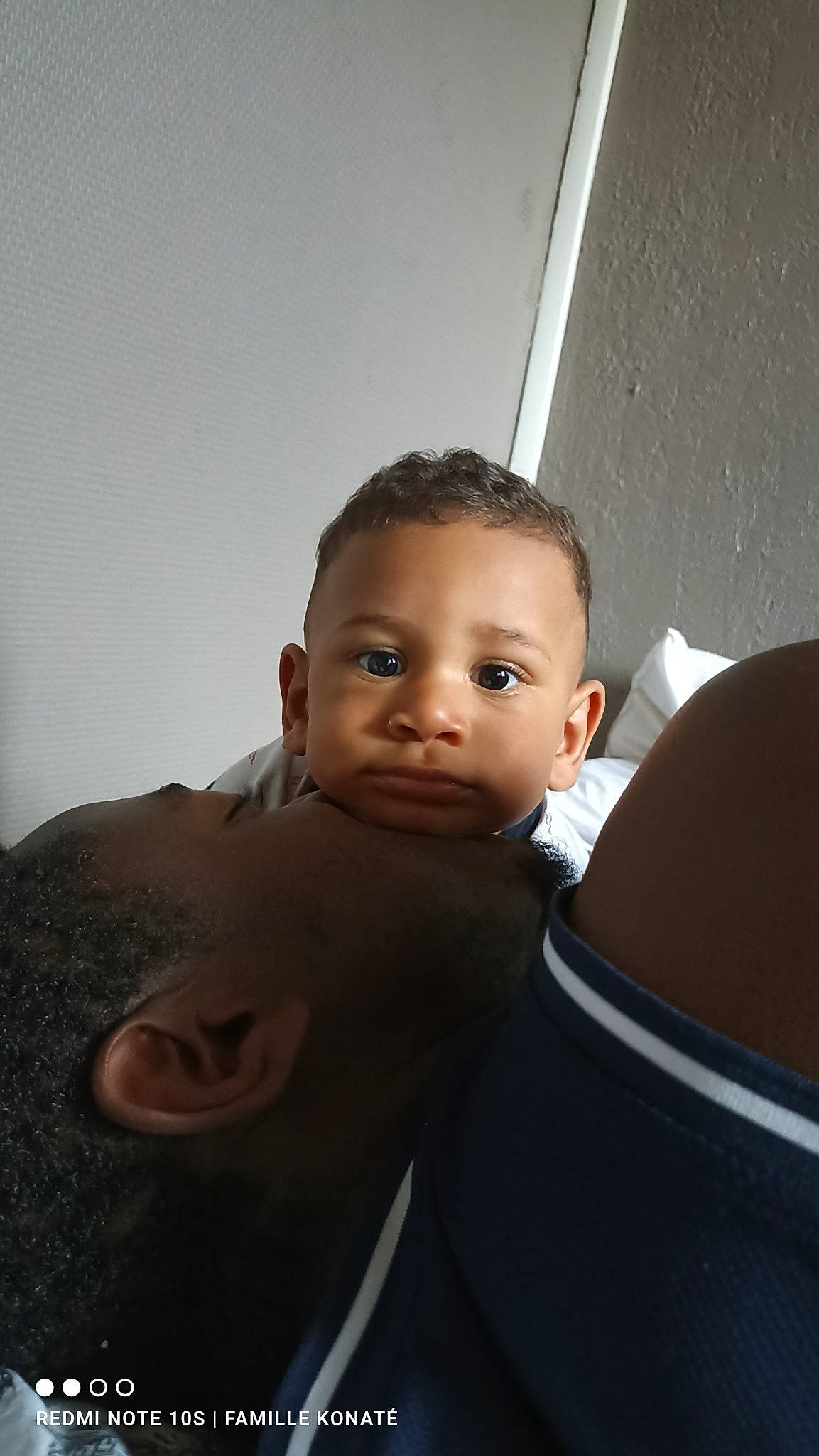 Sami a rejoint le concours — aidez-le/la à gagner de superbes lots ! baby, buzz_cut, caesar_cut, cheek, child, comfort, crew_cut, eyebrow, flash_photography, formal_wear, fun, gesture, happy, neck, person, room, shoulder, sitting, toddler