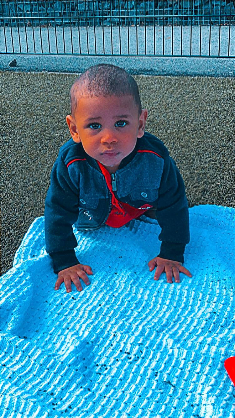 Sami participe au concours pour gagner de l'argent avec cette photo : azure, baby, baby_toddler_clothing, blue, child, crawling, electric_blue, floor, flooring, fun, grass, happy, leisure, pattern, people_in_nature, person, play, sitting, toddler, vacation