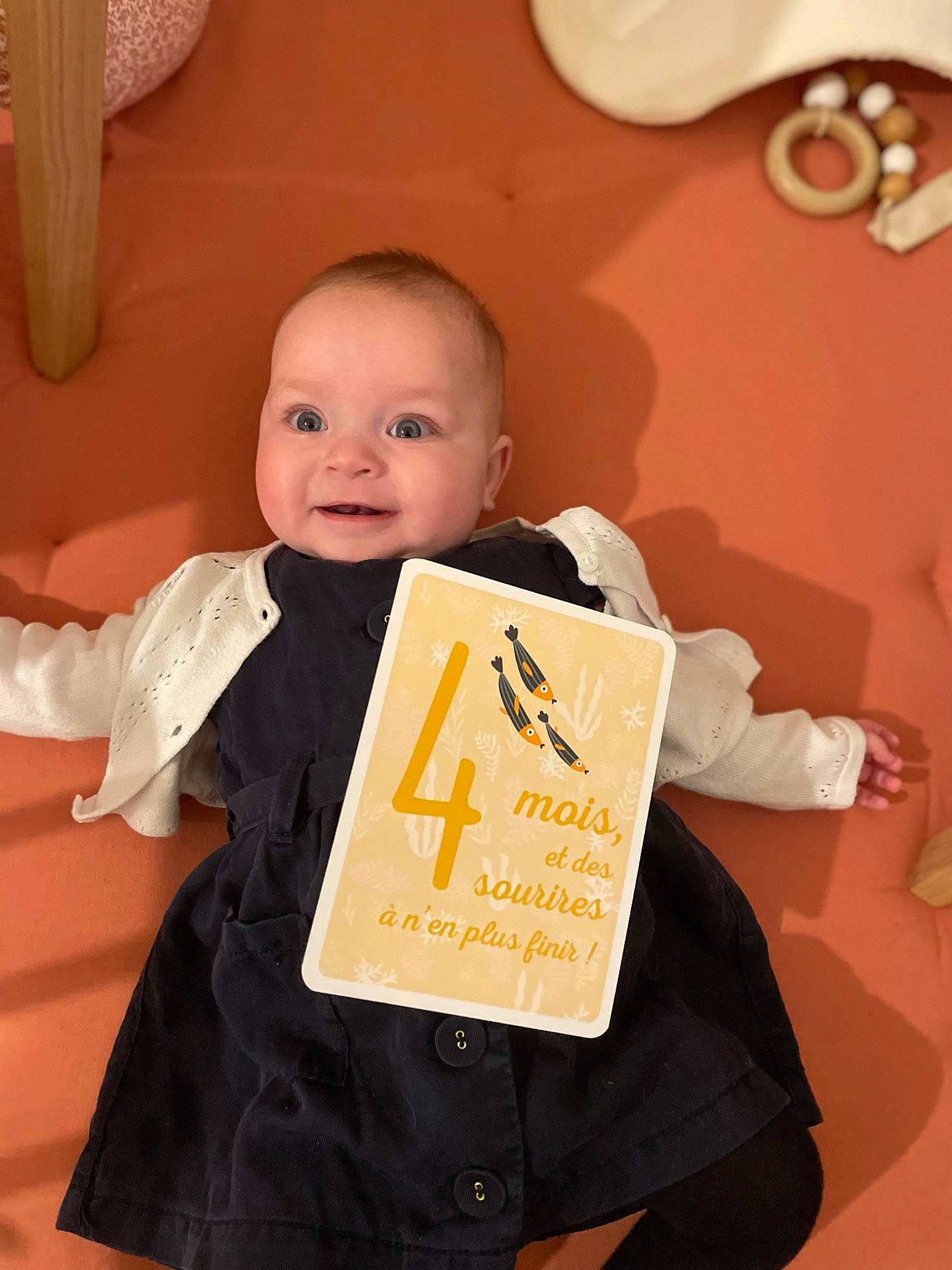 Luna participe au concours pour gagner de l'argent avec cette photo : baby, baby_products, baby_toddler_clothing, cheek, child, design, event, flooring, formal_wear, fun, happy, joy, pattern, person, room, sleeve, smile, t_shirt, toddler, white