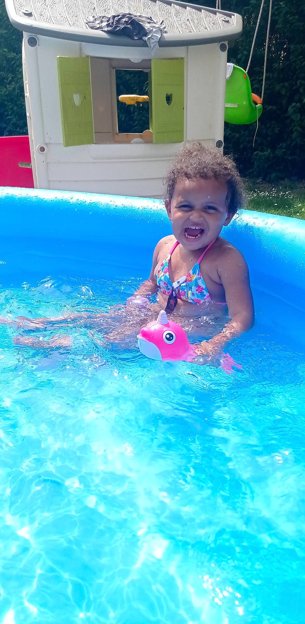 Kéllyah participe au concours pour gagner de l'argent avec cette photo : aqua, azure, bathing, child, fluid, fun, happy, leisure, leisure_centre, liquid, nonbuilding_structure, person, play, recreation, smile, summer, swimming_pool, swimwear, toddler, vacation