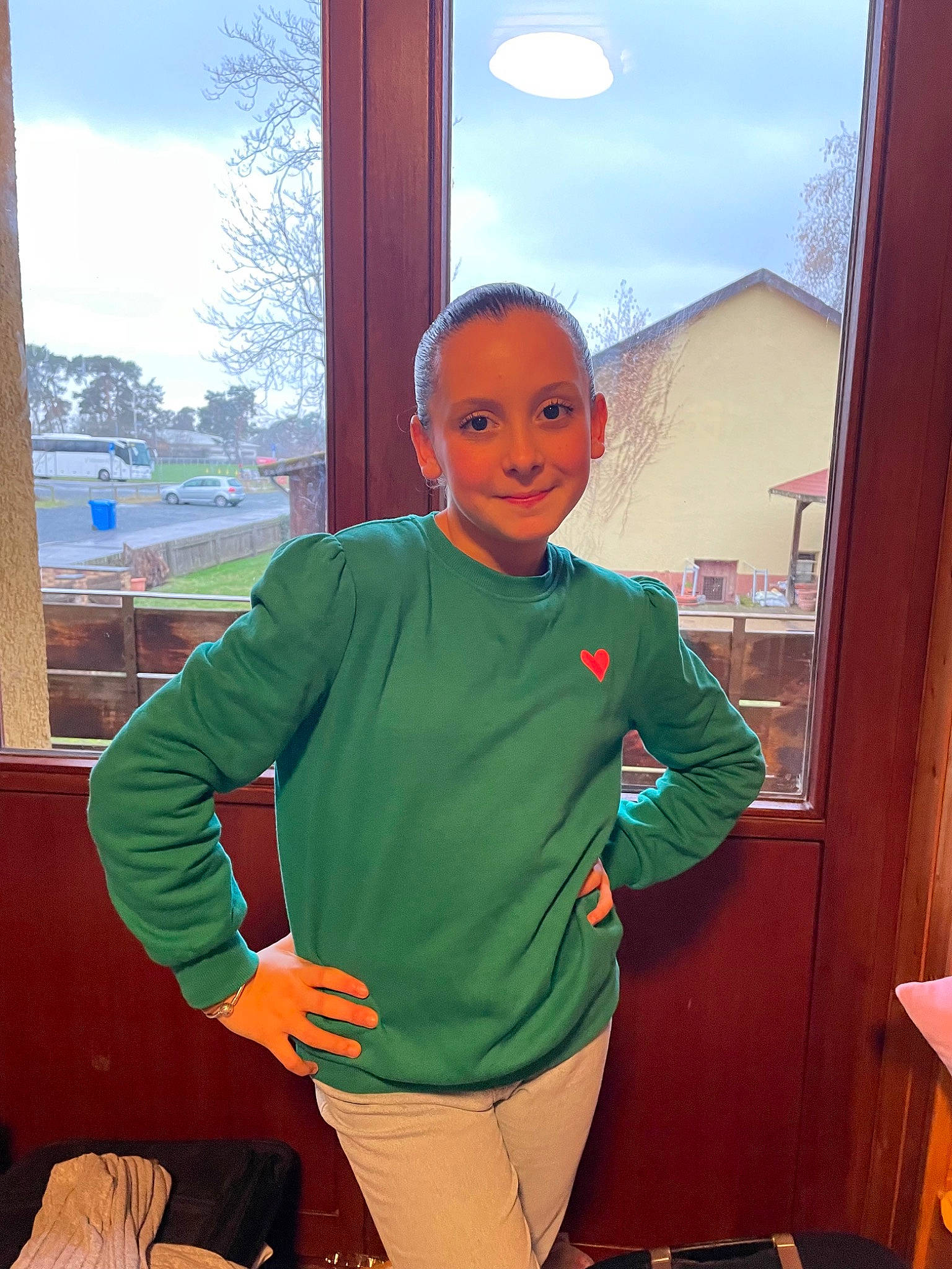 Lea a rejoint le concours — aidez-le/la à gagner de superbes lots ! belt, blazer, electric_blue, fashion_design, formal_wear, fun, human_leg, joy, knee, leisure, orange, person, sky, sleeve, smile, sportswear, thigh, tree, trunk, uniform