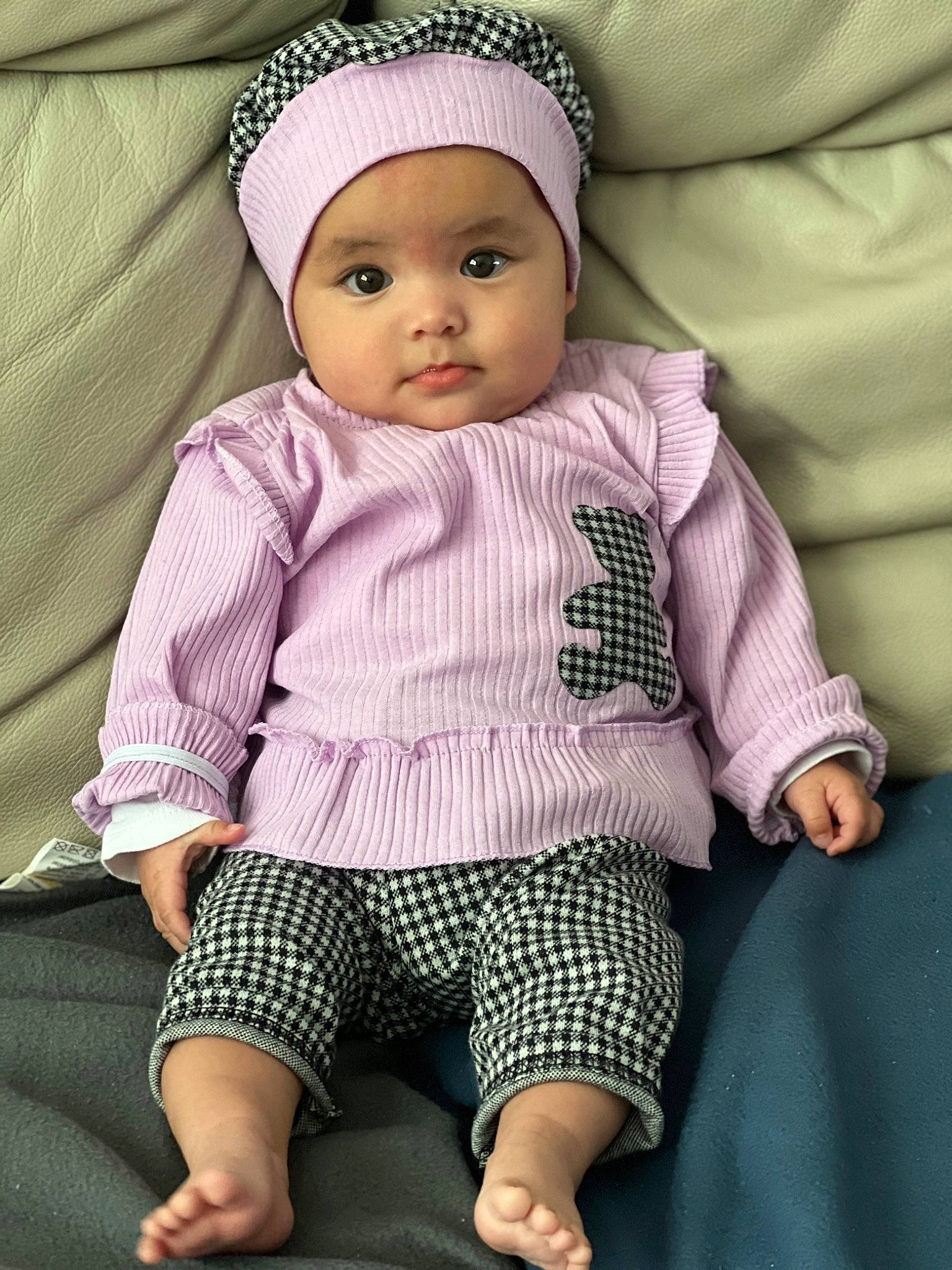 Alexiane participe au concours pour gagner de l'argent avec cette photo : baby, baby_toddler_clothing, cap, cheek, doll, eye, head, headgear, headwear, lip, magenta, outerwear, person, pink, purple, skin, sleeve, textile, toddler, toy