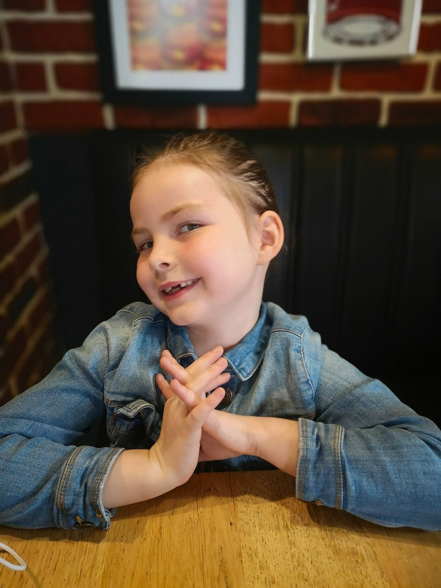 Roxane a rejoint le concours — aidez-le/la à gagner de superbes lots ! arm, chair, cheek, chin, facial_expression, finger, flash_photography, floor, flooring, fun, gesture, hand, happy, hardwood, jeans, joy, people, person, picture_frame, smile