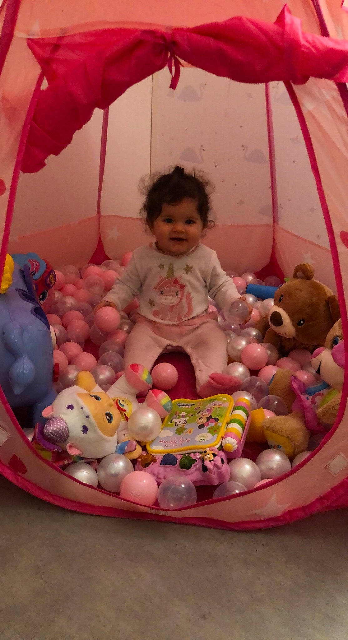 Saona a rejoint le concours — aidez-le/la à gagner de superbes lots ! arm, baby, baby_products, cheek, dress, facial_expression, fun, head, human_body, leisure, mammal, mouth, organ, person, pink, product, recreation, skin, textile, toy