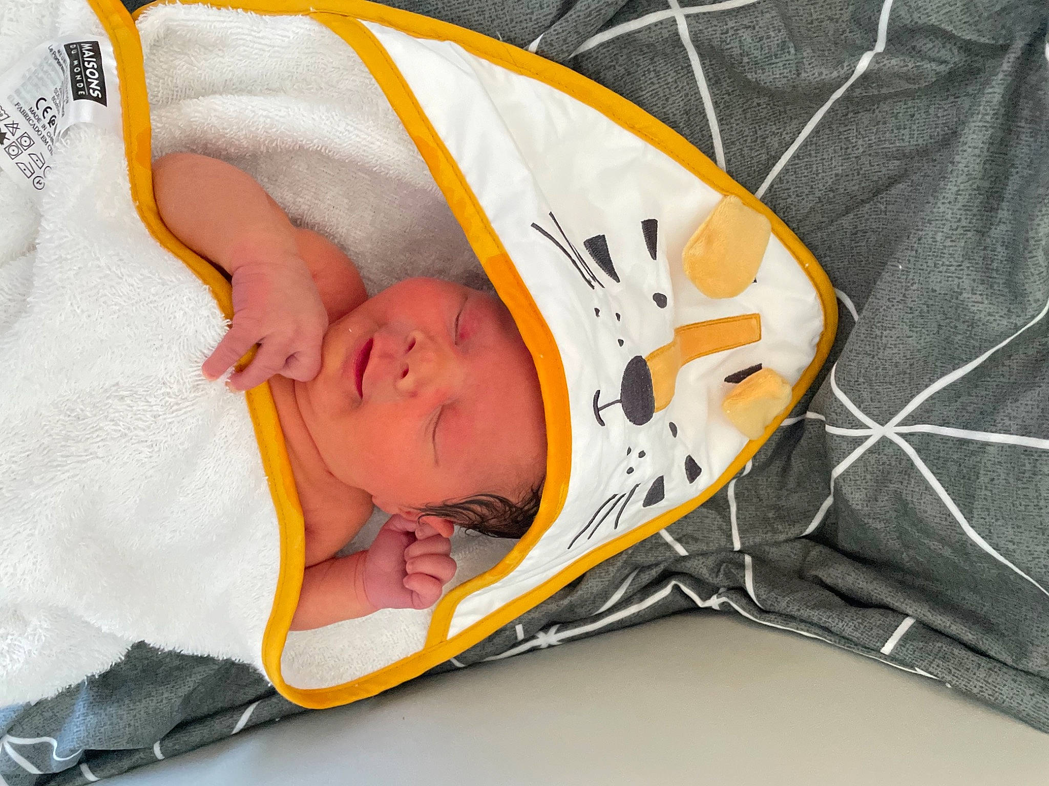 Anthony participe au concours pour gagner de l'argent avec cette photo : baby, baby_products, baby_toddler_clothing, bedtime, child, comfort, event, fashion_accessory, headwear, health_care, linens, medical_equipment, nap, orange, pattern, person, personal_protective_equipment, product, room, service