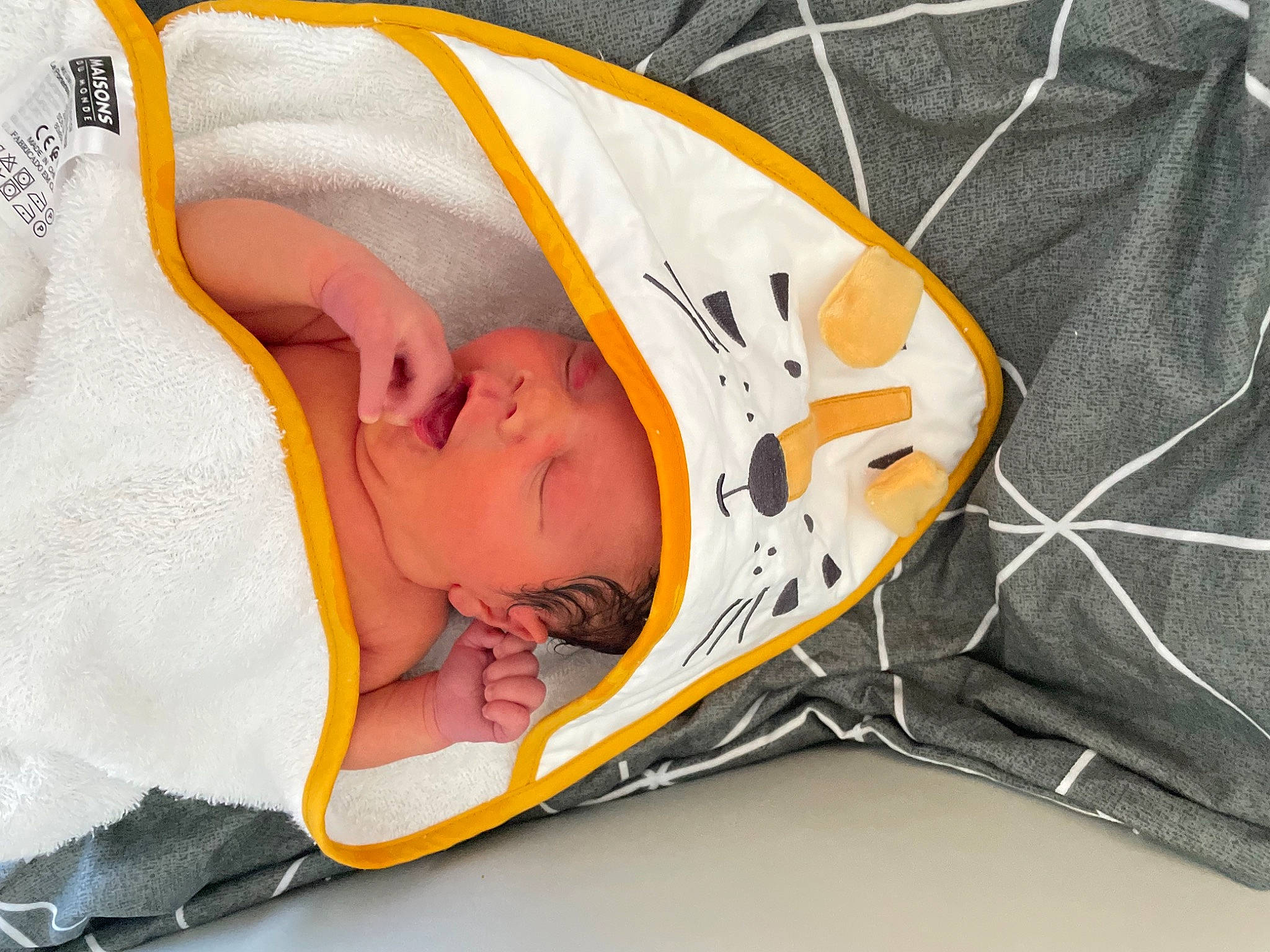 Anthony participe au concours pour gagner de l'argent avec cette photo : baby, baby_products, baby_safety, baby_sleeping, baby_toddler_clothing, bedtime, child, comfort, event, fashion_accessory, hospital, linens, medical_equipment, nap, orange, person, personal_protective_equipment, product, service, sleep