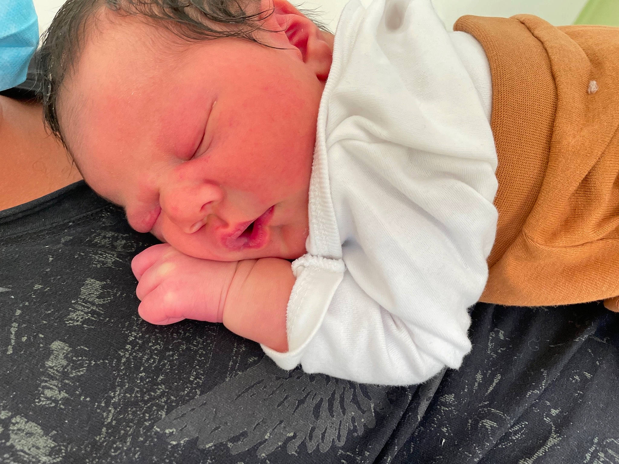 Anthony participe au concours pour gagner de l'argent avec cette photo : arm, baby, baby_sleeping, baby_toddler_clothing, cheek, child, comfort, elbow, eyelash, finger, gesture, glasses, happy, head, human_body, nail, nose, person, sleeve, thumb