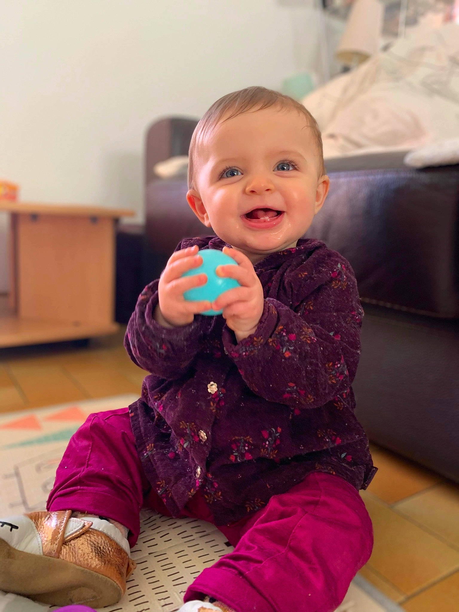 Romy a rejoint le concours — aidez-le/la à gagner de superbes lots ! baby, baby_playing_with_toys, baby_toddler_clothing, cheek, child, comfort, finger, floor, flooring, happy, joint, joy, person, photograph, pink, purple, shoulder, skin, sleeve, smile