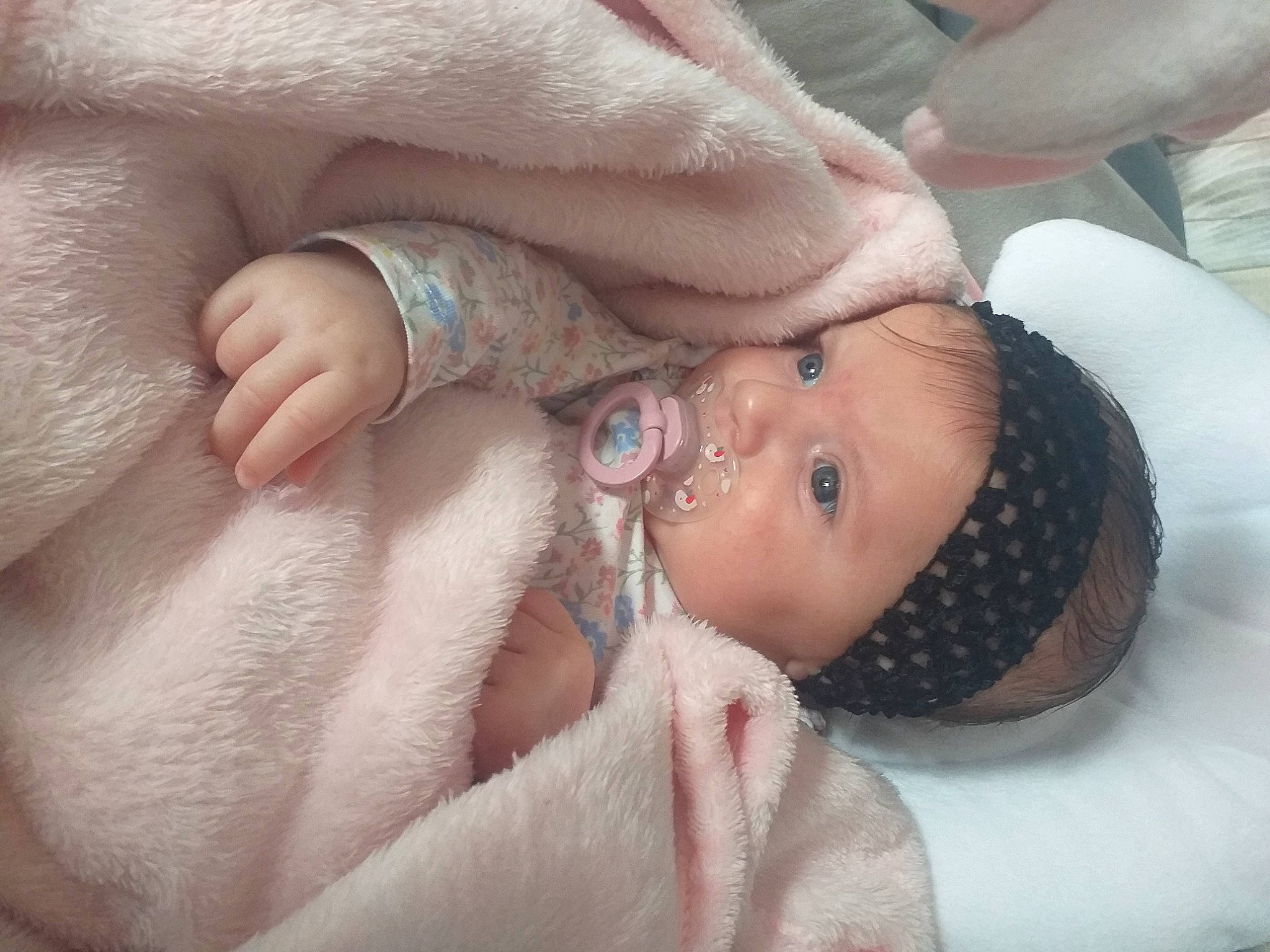 Lylou participe au concours pour gagner de l'argent avec cette photo : baby, baby_products, baby_toddler_clothing, cheek, child, close_up, comfort, eyelash, finger, foot, gesture, iris, linens, nail, nose, pattern, person, skin, thumb, toddler