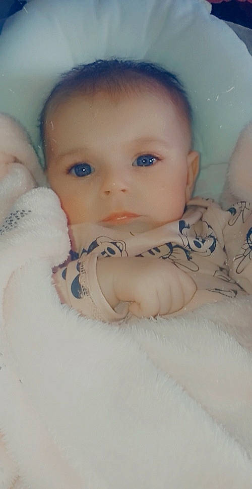 Lylou a rejoint le concours — aidez-le/la à gagner de superbes lots ! art, baby, baby_toddler_clothing, cheek, child, chin, comfort, eye, eyebrow, eyelash, fun, happy, iris, linens, lip, mouth, nose, person, skin, sleeve