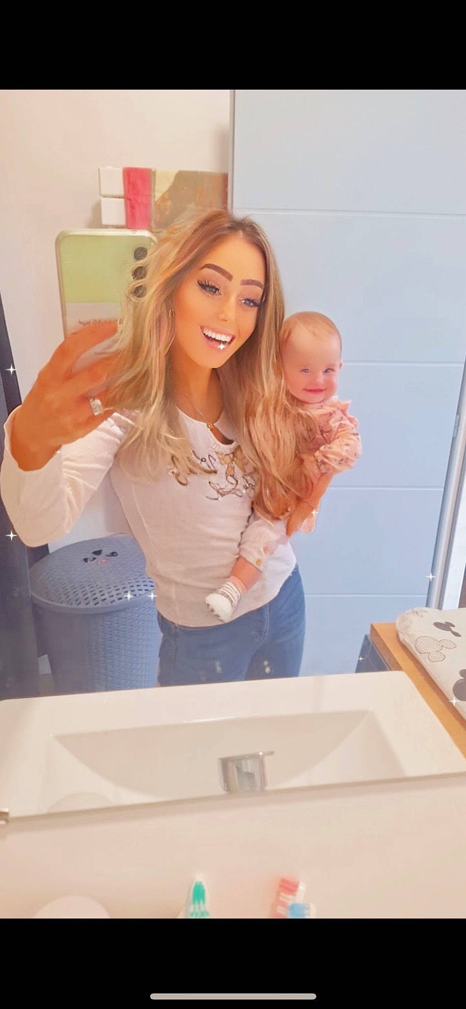 Kamila participe au concours pour gagner de l'argent avec cette photo : blond, comfort, elbow, electric_blue, finger, fun, gesture, hair, happy, human_leg, joy, long_hair, mirror, person, room, shoulder, sleeve, smile, standing, thigh