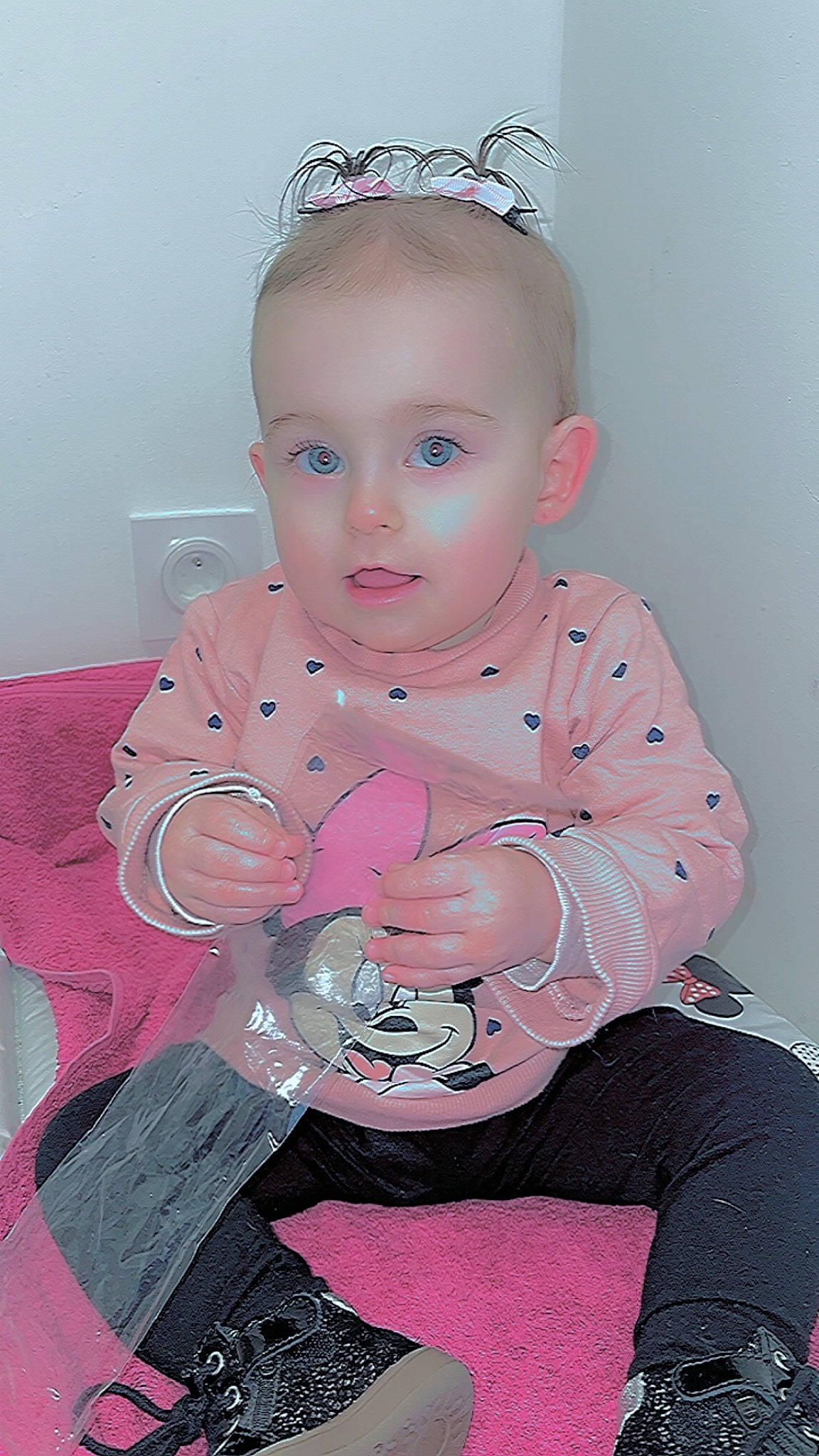 Kamila participe au concours pour gagner de l'argent avec cette photo : baby, baby_toddler_clothing, cheek, child, dress, ear, eye, hair, hairstyle, happy, head, human_body, iris, lap, leg, magenta, person, pink, skin, sleeve