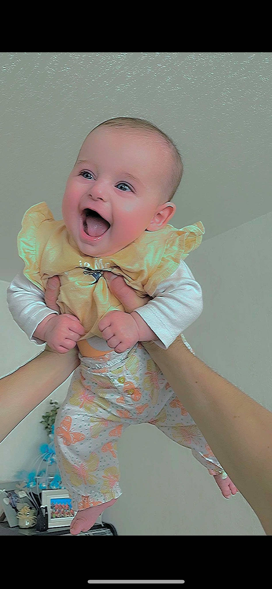 Kamila a rejoint le concours — aidez-le/la à gagner de superbes lots ! arm, baby, baby_toddler_clothing, cheek, comfort, finger, gesture, hand, happy, iris, person, pink, product, skin, sleeve, smile, standing, stomach, textile, thumb