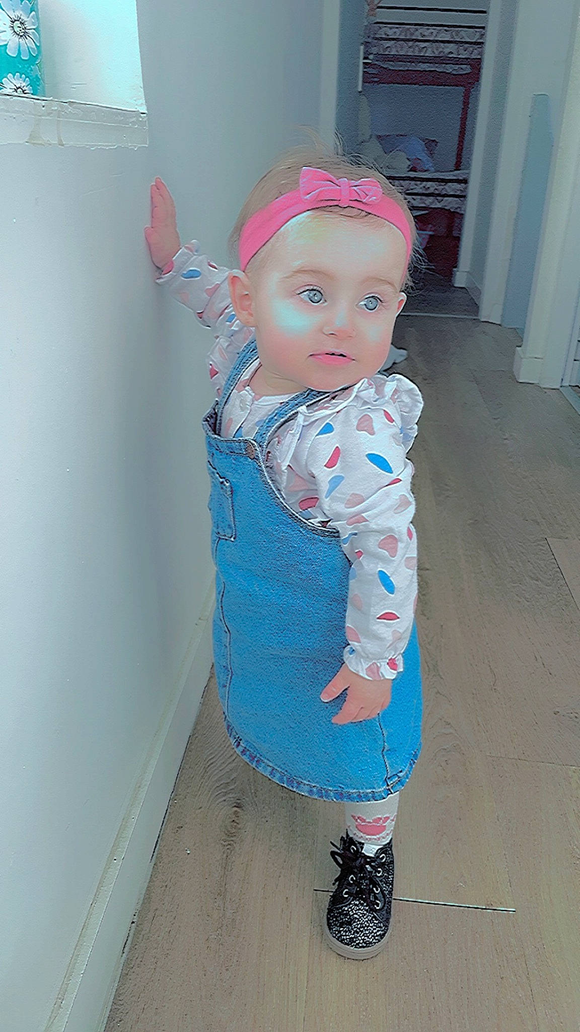 Kamila participe au concours pour gagner de l'argent avec cette photo : baby, baby_toddler_clothing, costume, door, electric_blue, fashion_design, flooring, fun, human_leg, knee, magenta, pattern, person, plaster, sleeve, toddler