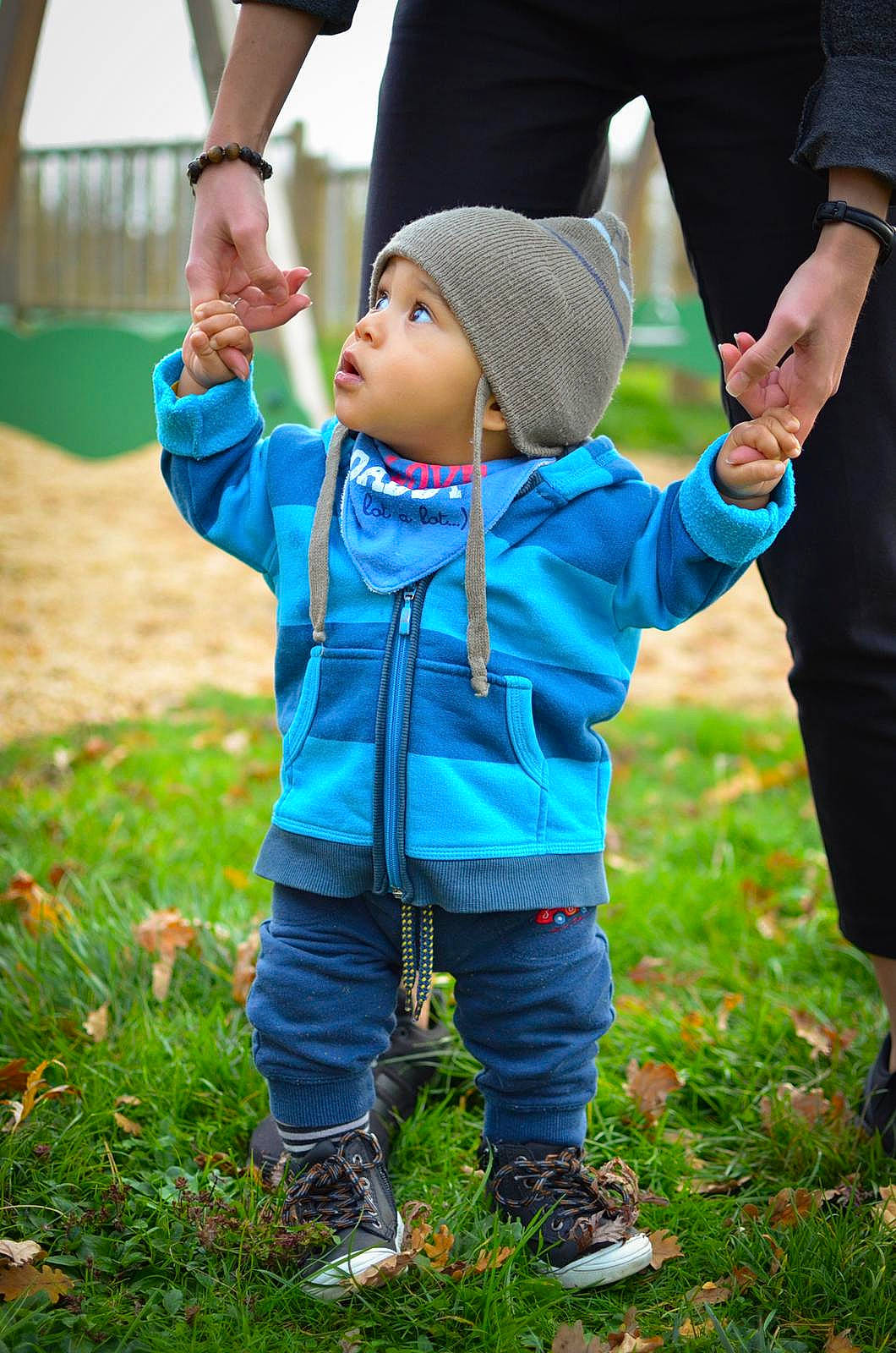 Julian a rejoint le concours — aidez-le/la à gagner de superbes lots ! child, finger, footwear, gesture, grass, grass_family, grassland, green, hand, happy, hat, headwear, jacket, leisure, outerwear, people_in_nature, person, plant, recreation, sneakers