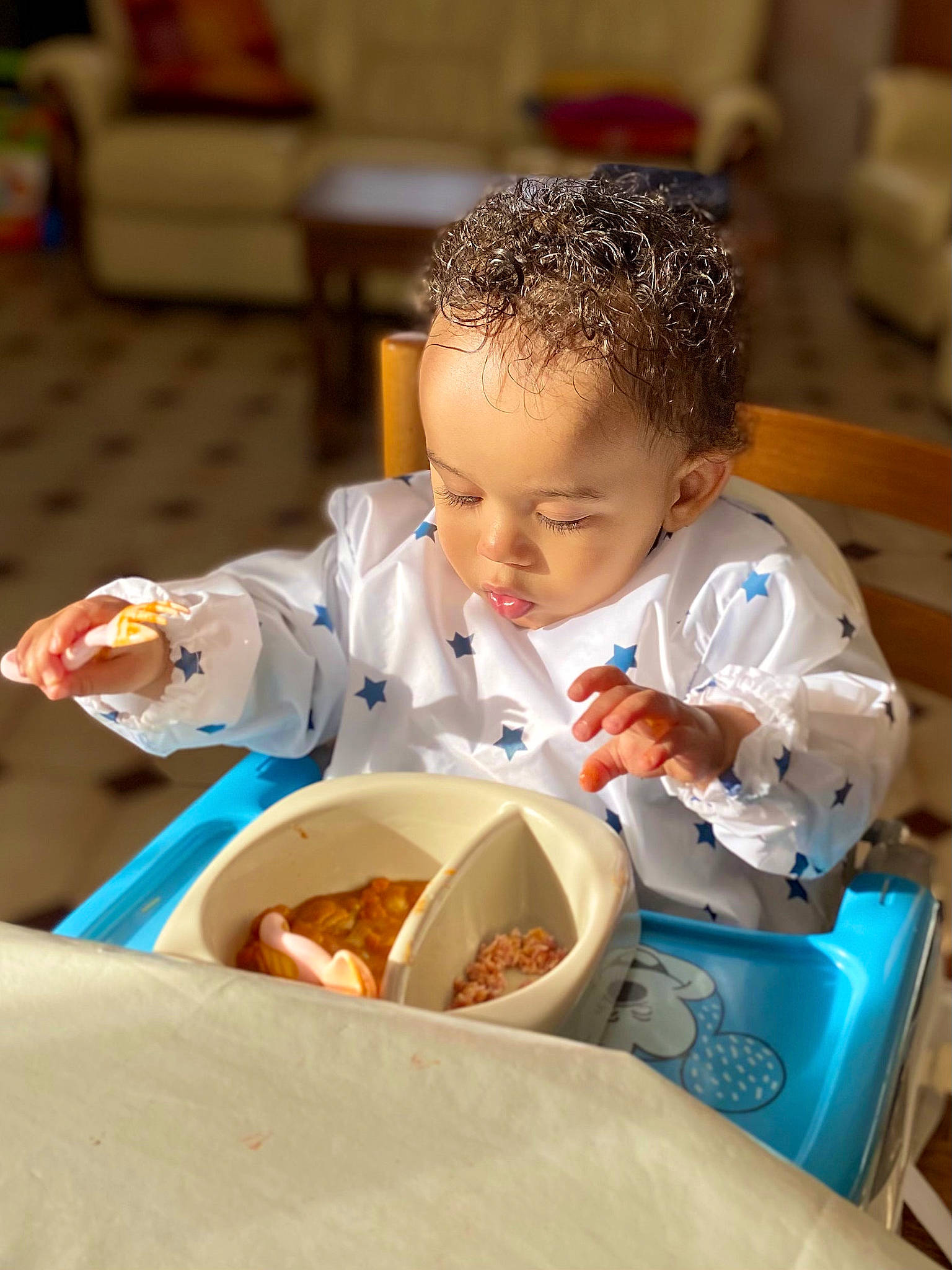 Julian a rejoint le concours — aidez-le/la à gagner de superbes lots ! baby, baby_food, breakfast, chair, child, comfort_food, cuisine, eating, face, food, food_craving, hand, happy, head, junk_food, meal, person, sharing, sitting, tableware