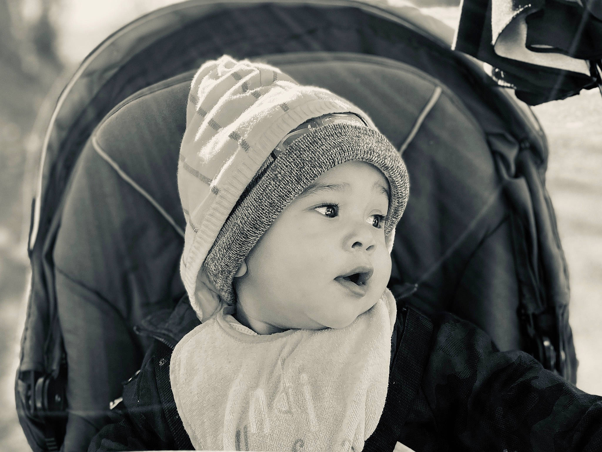 Julian a rejoint le concours — aidez-le/la à gagner de superbes lots ! baby, baby_carriage, baby_products, baby_toddler_clothing, black, cap, child, comfort, fashion_accessory, grass, happy, hat, headgear, headwear, knit_cap, monochrome, monochrome_photography, outerwear, person, personal_protective_equipment