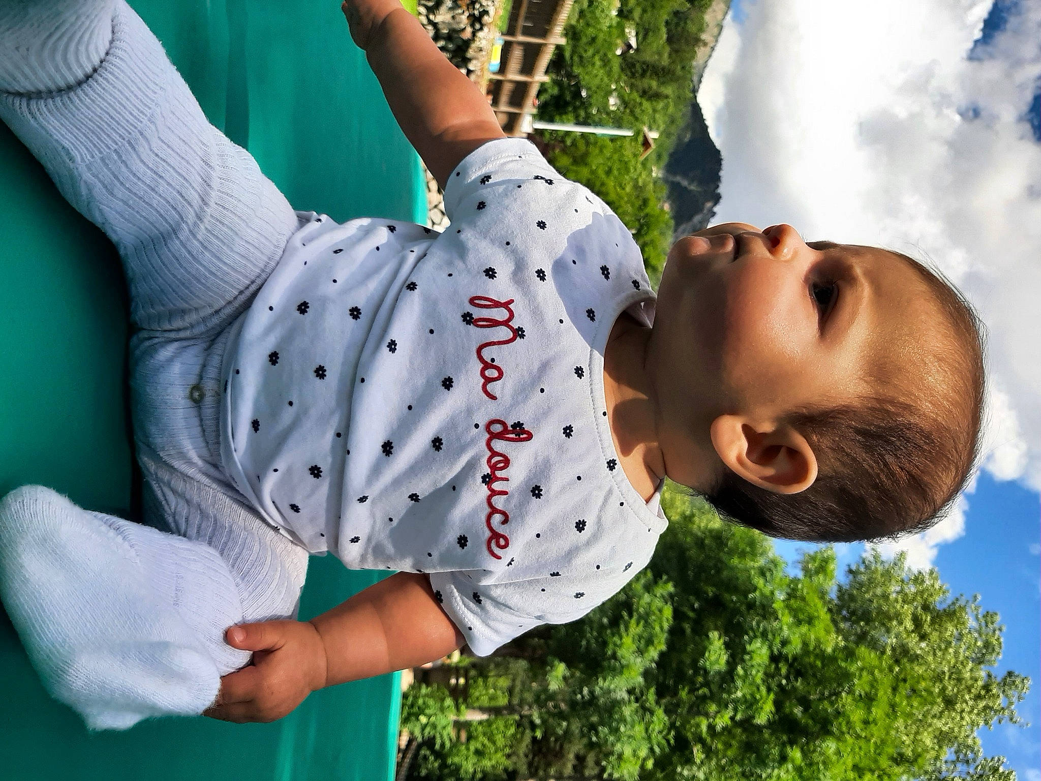 Andréa participe au concours pour gagner de l'argent avec cette photo : arm, cloud, cool, elbow, finger, fun, gesture, grass, green, hand, happy, joint, leisure, people_in_nature, person, photograph, plant, sky, sleeve, toddler