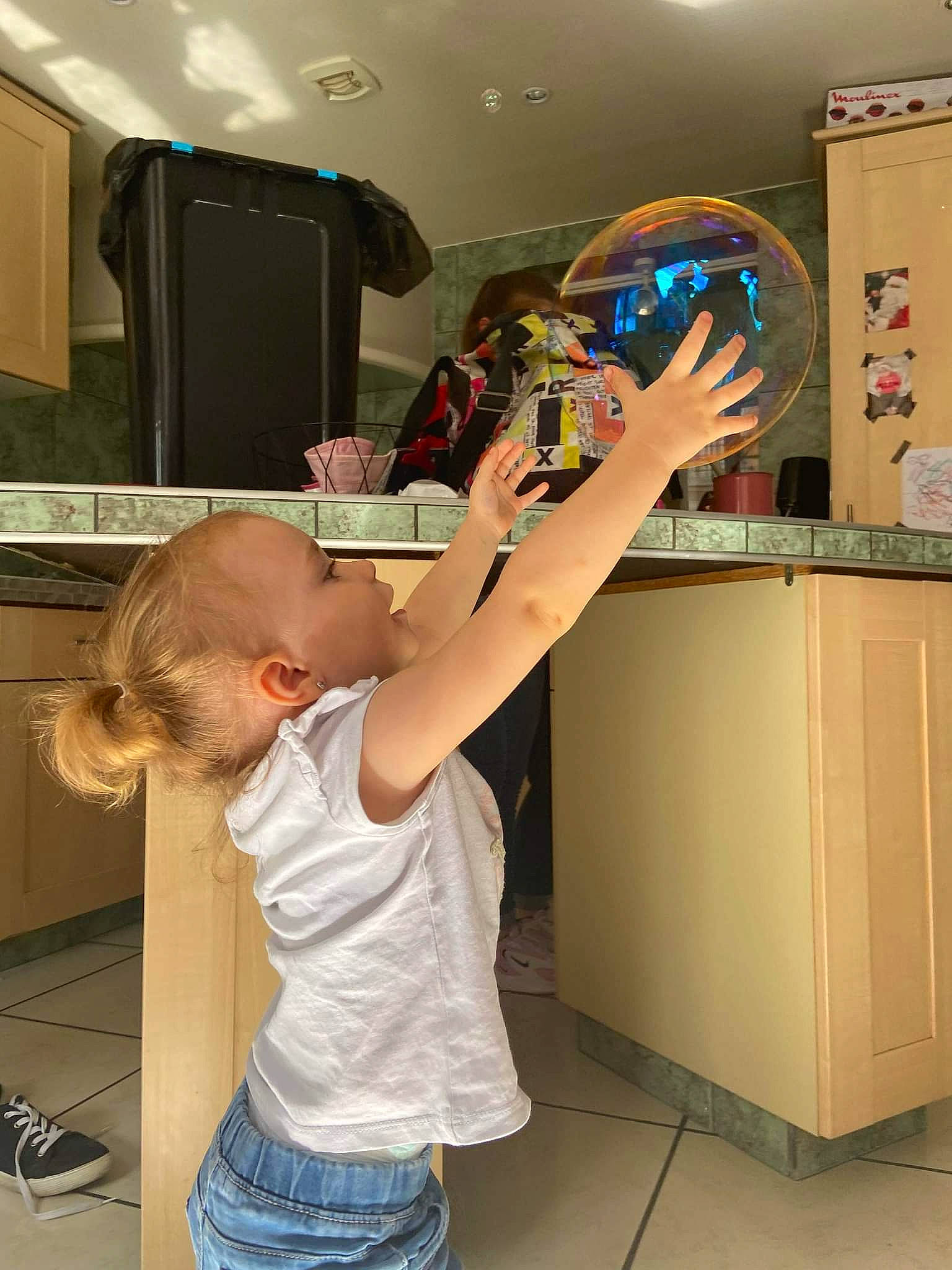 Lyana participe au concours pour gagner de l'argent avec cette photo : automotive_design, child, eyewear, flooring, fun, home_appliance, joint, machine, major_appliance, person, play, recreation, refrigerator, room, shorts, shoulder, standing, t_shirt, television, toddler