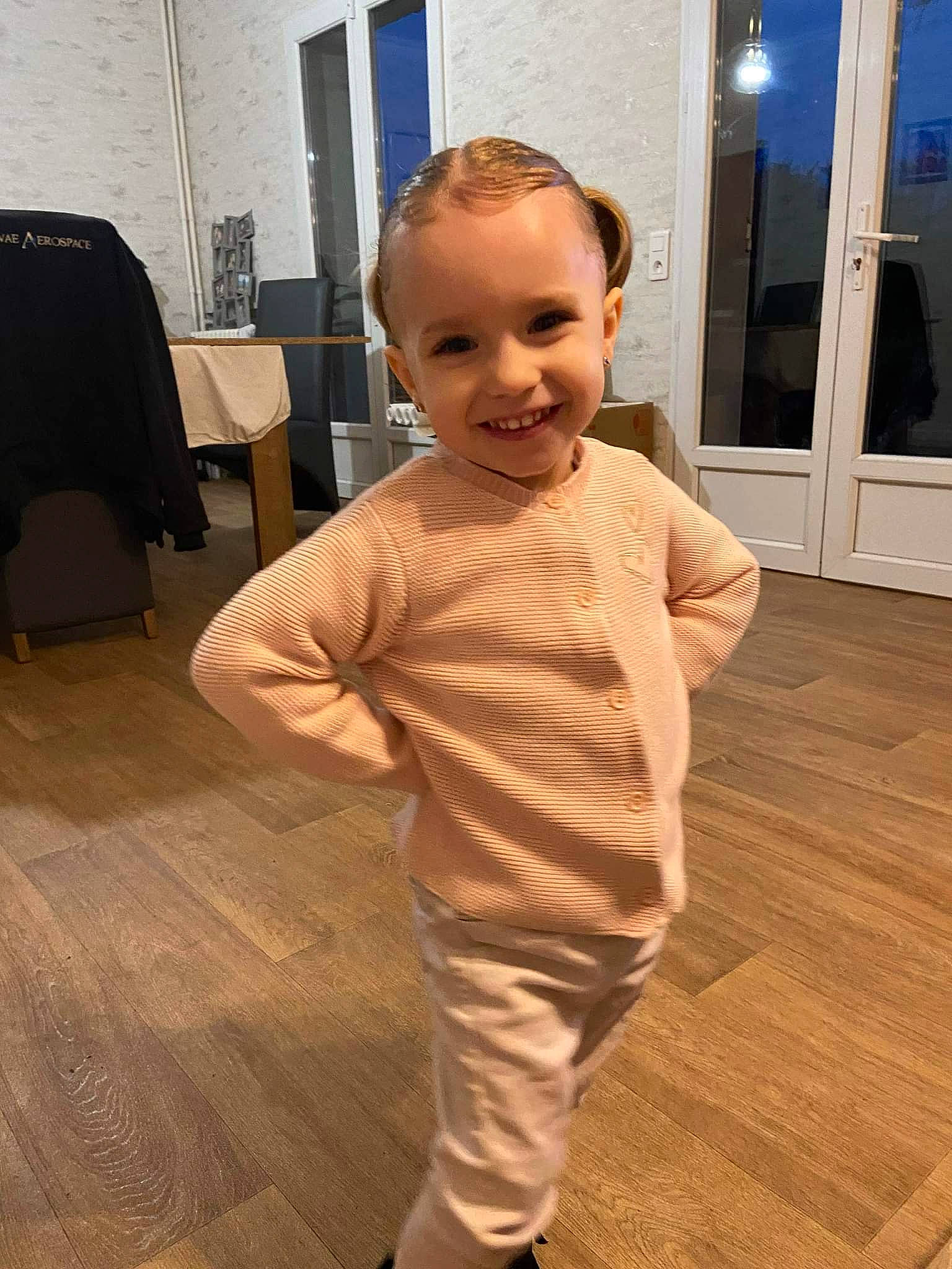 Lyana participe au concours pour gagner de l'argent avec cette photo : baby_toddler_clothing, cheek, child, door, face, floor, flooring, happy, hardwood, head, joint, joy, laminate_flooring, person, sleeve, smile, standing, toddler, varnish, window