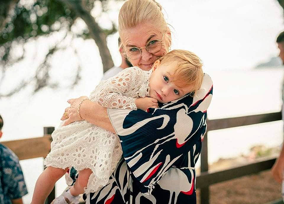 Lyana participe au concours pour gagner de l'argent avec cette photo : baby, child, event, eyewear, flash_photography, fun, gesture, grass, happy, hug, interaction, joy, leisure, love, people_in_nature, person, portrait_photography, recreation, sitting, smile