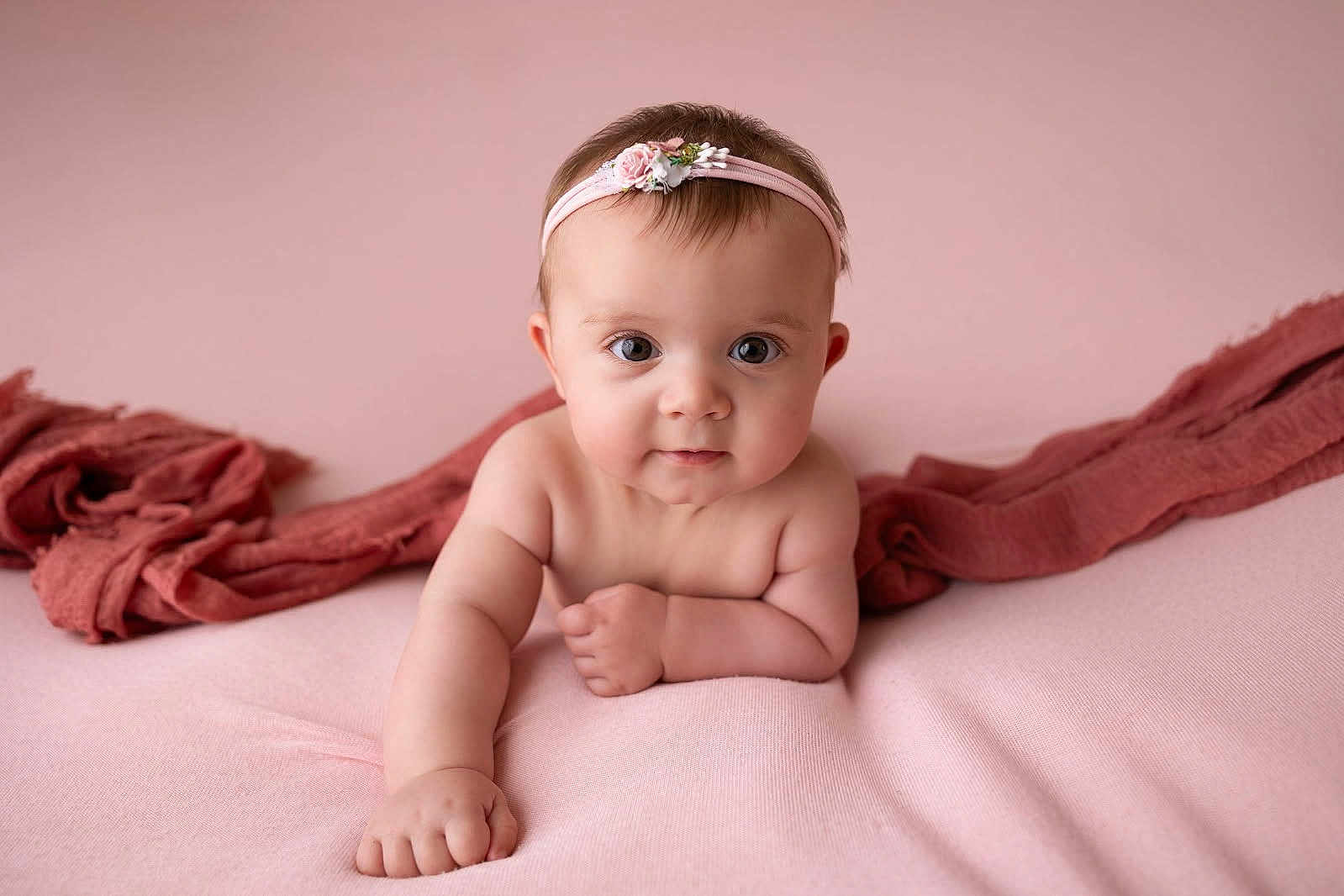 Louana a rejoint le concours — aidez-le/la à gagner de superbes lots ! baby, infant, headband, pink, blanket, face, portrait, cute, child, skin, clothing_accessory, soft_texture, lying_down, indoors, closeup, newborn, expression, adorable, person, toddler