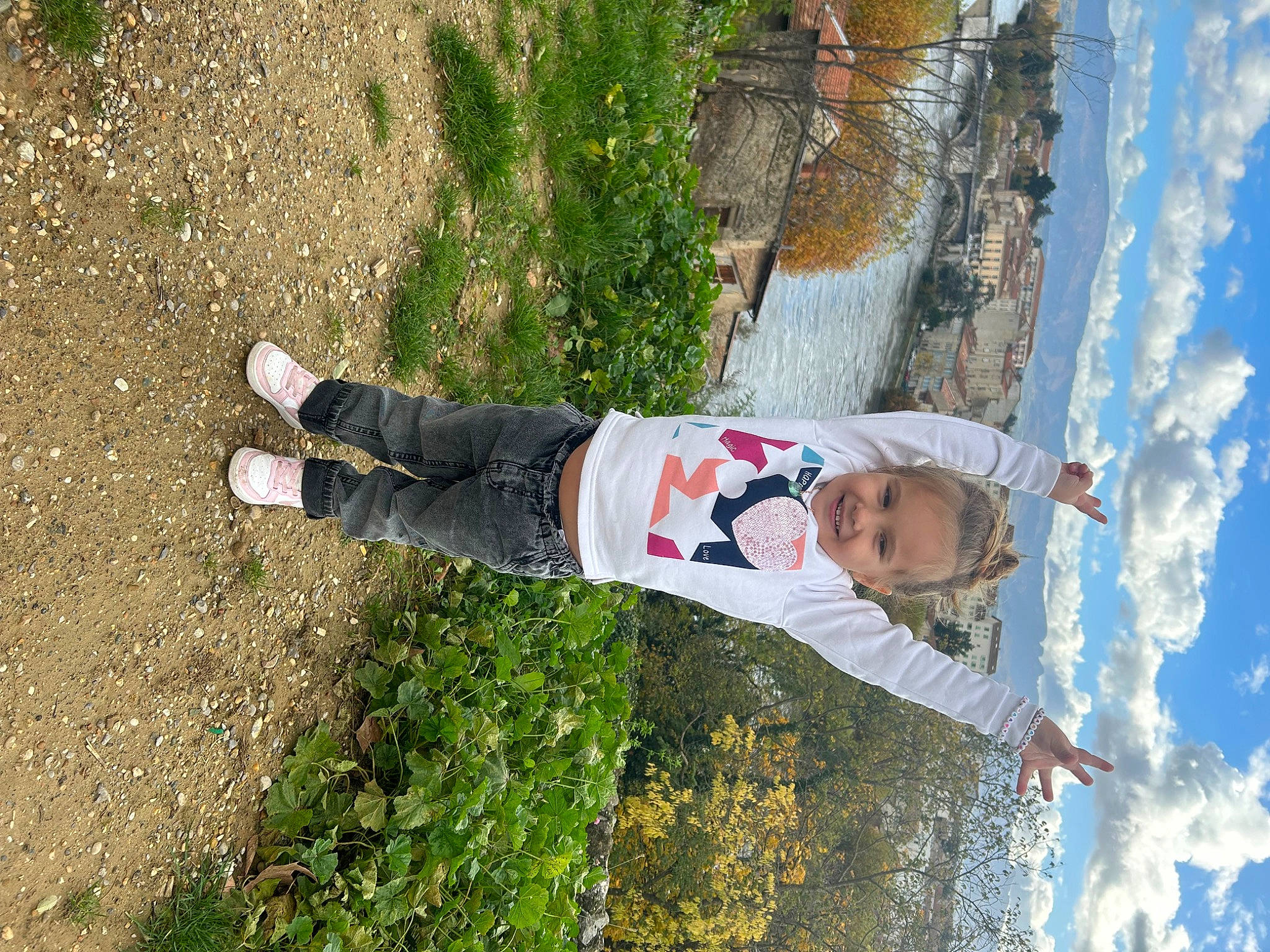 Kyara participe au concours pour gagner de l'argent avec cette photo : carmine, cloud, fun, grass, happy, human_leg, joy, leisure, people_in_nature, person, plant, recreation, sky, soil, tree, walking_shoe, winter