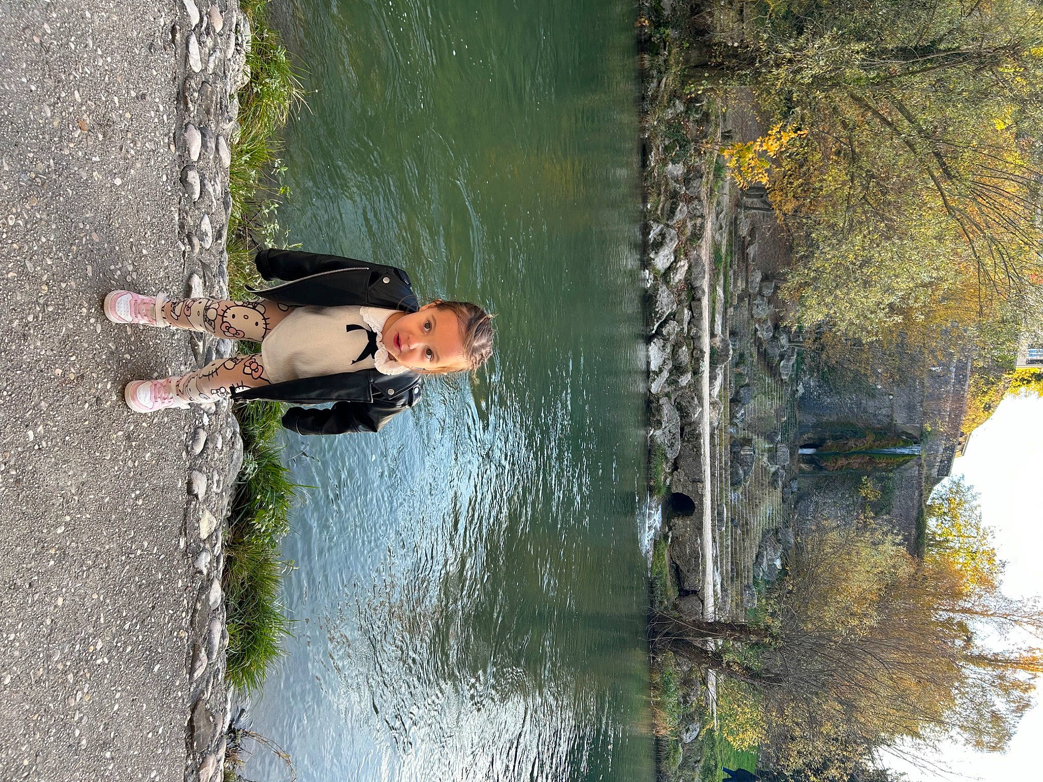 Kyara a rejoint le concours — aidez-le/la à gagner de superbes lots ! adventure, canal, fun, grass, lake, leisure, people_in_nature, person, plant, recreation, reflection, reservoir, smile, sunglasses, tree, trunk, water, water_resources, watercourse, waterway