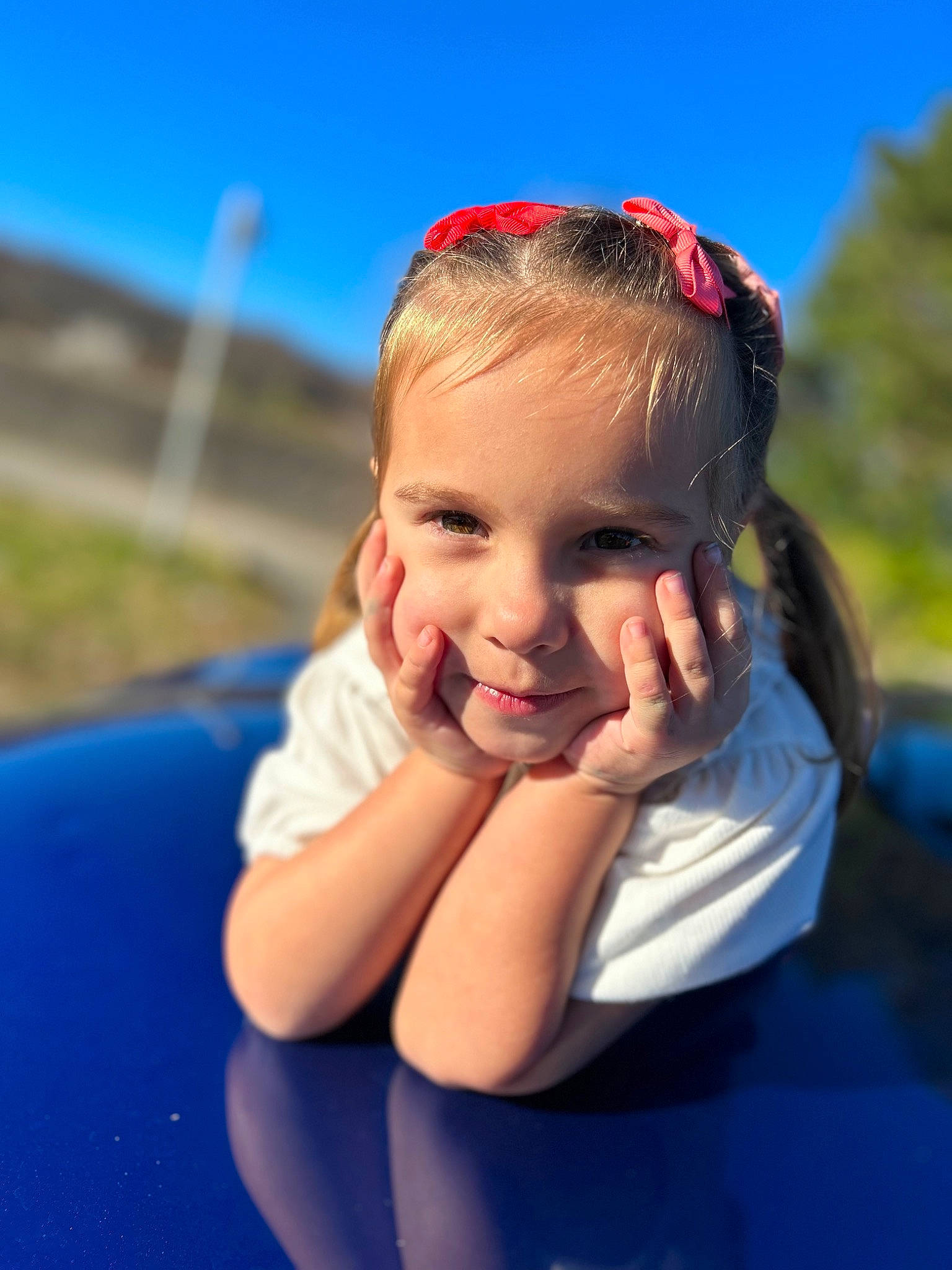 Kyara participe au concours pour gagner de l'argent avec cette photo : baby, blond, child, electric_blue, finger, flash_photography, fun, gesture, grass, happy, joy, laugh, leisure, person, personal_protective_equipment, recreation, sky, smile, sunlight, swing