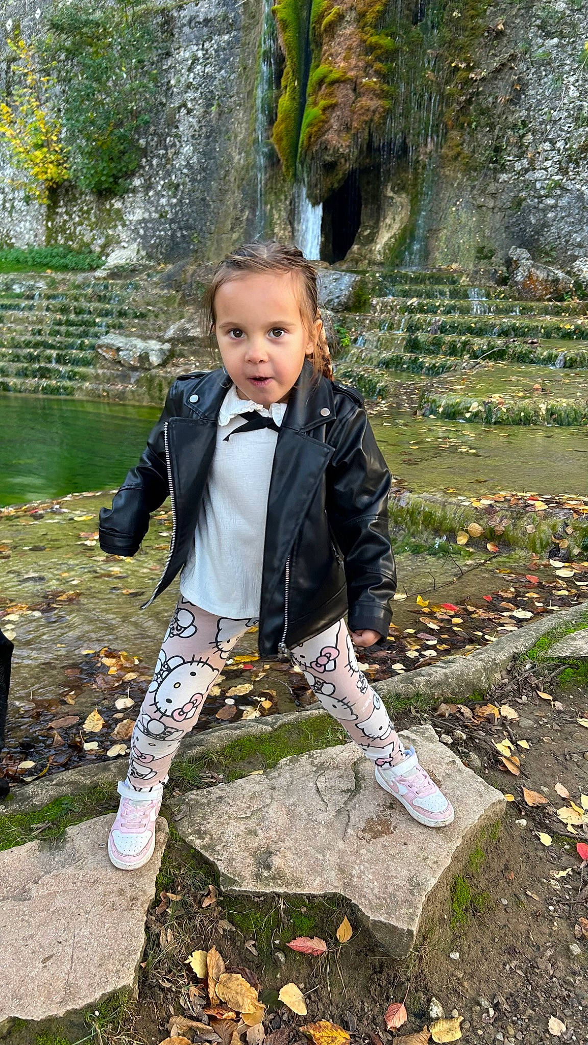 Kyara a rejoint le concours — aidez-le/la à gagner de superbes lots ! autumn, botany, child, forest, formal_wear, fun, garden, grass, happy, leisure, people_in_nature, person, rock, shoe, sitting, soil, suit, toddler, tree, tuxedo