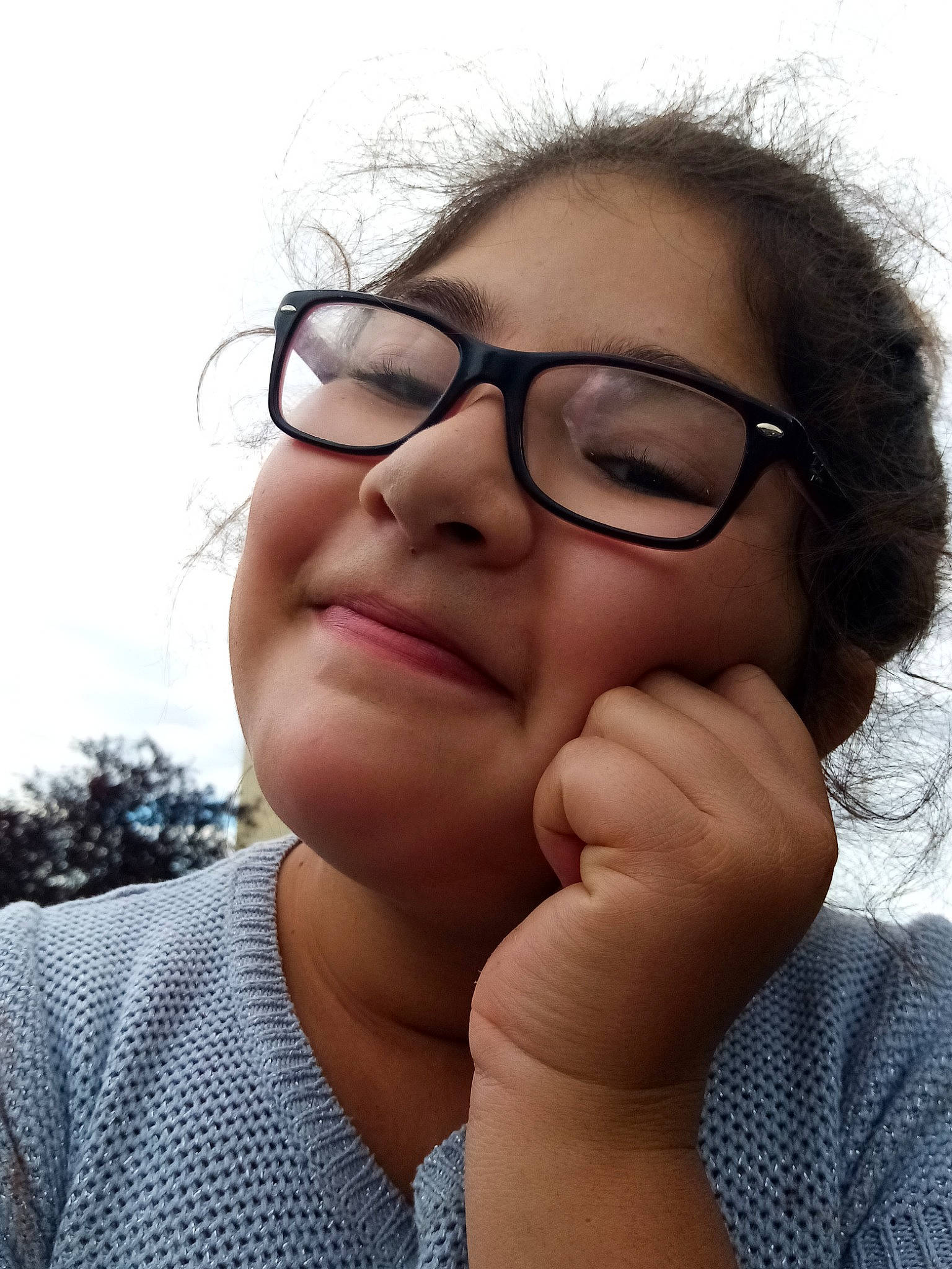 Keira a rejoint le concours — aidez-le/la à gagner de superbes lots ! black_hair, cheek, chin, cool, eyebrow, eyewear, face, finger, forehead, gesture, glasses, hair, head, lip, mouth, nose, person, smile, vision_care
