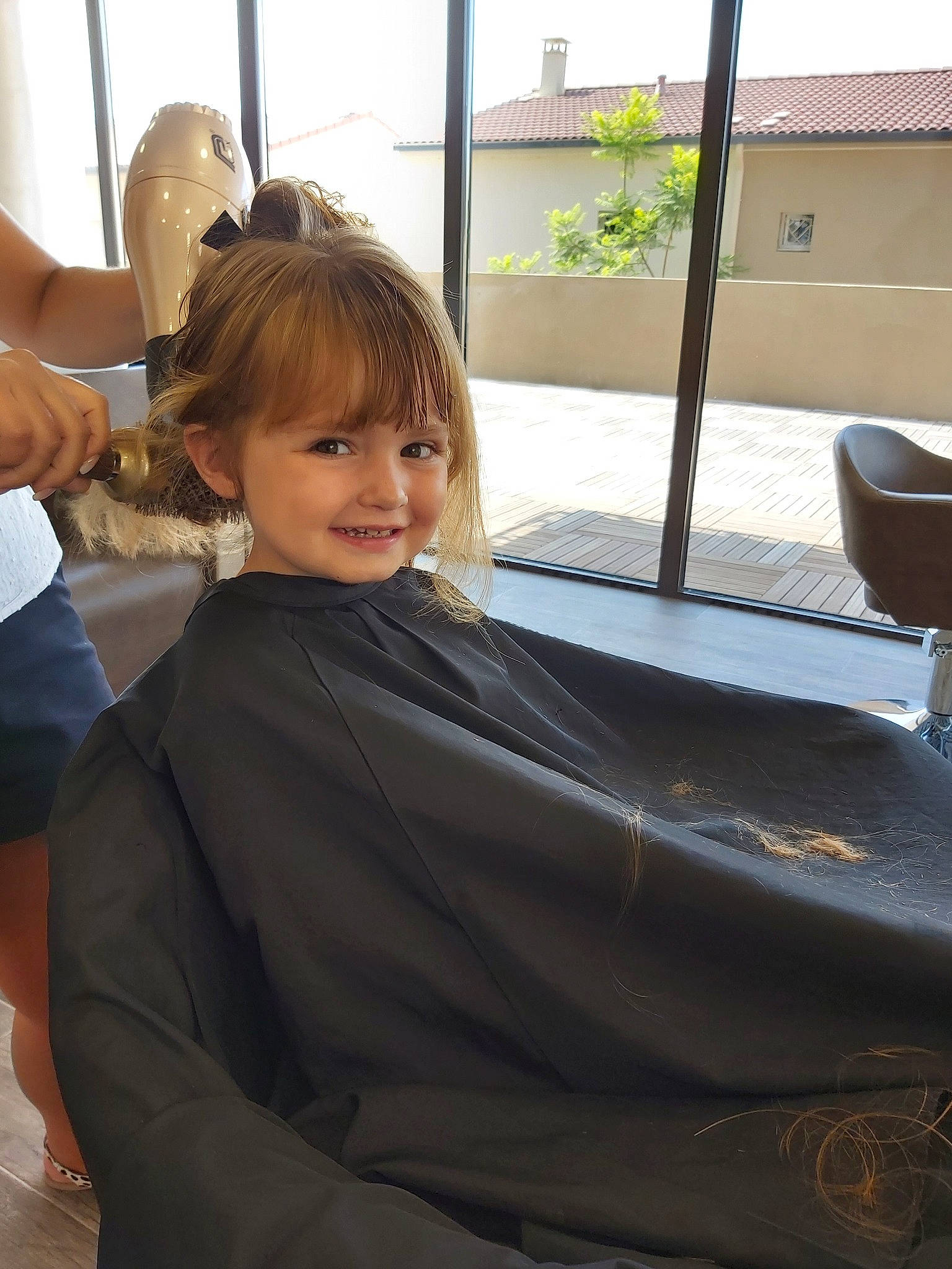 Leana participe au concours pour gagner de l'argent avec cette photo : arm, beauty_salon, blond, brown_hair, chair, child, hair, hair_coloring, hairdresser, hairstyle, joy, long_hair, person, shoulder, sitting, smile, toddler, vacation