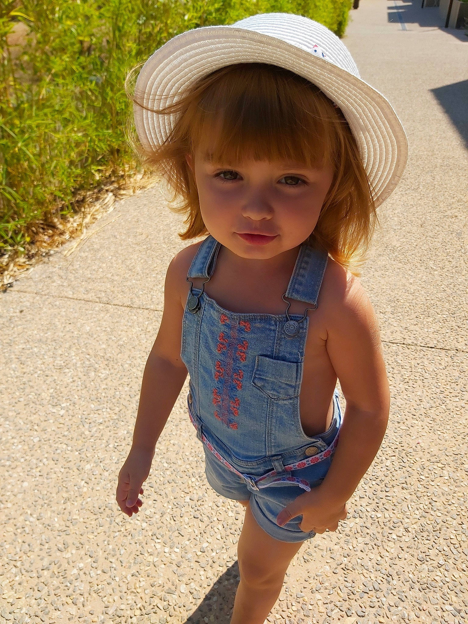 Leana participe au concours pour gagner de l'argent avec cette photo : child, child_model, clothing, fashion_accessory, fun, grass, hat, headgear, person, play, smile, summer, sun_hat, toddler, vacation