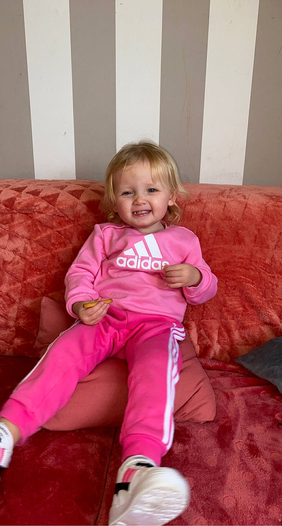 Inaya a rejoint le concours — aidez-le/la à gagner de superbes lots ! baby_toddler_clothing, blond, cheek, comfort, couch, eye, happy, head, human_body, human_leg, joy, knee, leg, magenta, person, pink, skin, sleeve, smile, sock