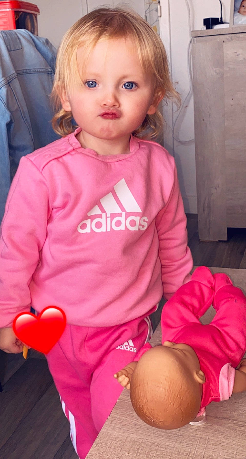 Inaya a rejoint le concours — aidez-le/la à gagner de superbes lots ! arm, baby_toddler_clothing, blurred, cheek, doll, eyelash, hair, head, joint, lip, magenta, mouth, neck, nose, organ, person, pink, skin, sleeve, t_shirt