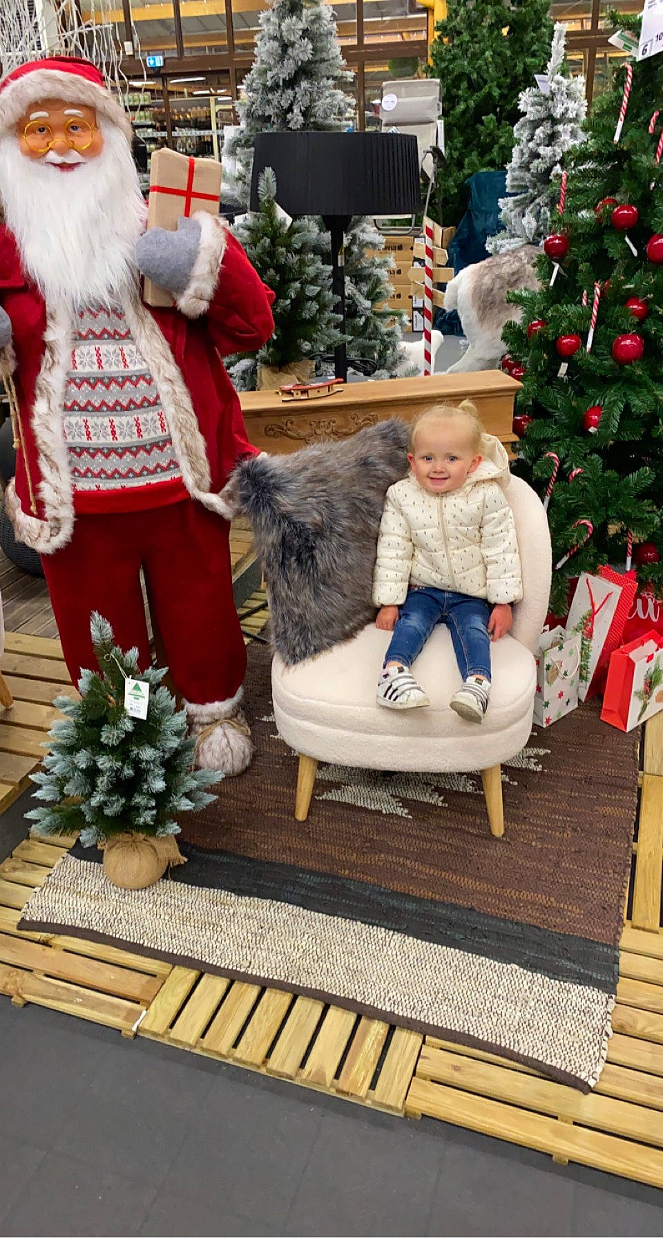 Inaya a rejoint le concours — aidez-le/la à gagner de superbes lots ! beard, christmas, christmas_decoration, christmas_eve, christmas_ornament, christmas_tree, event, fictional_character, hat, holiday, holiday_ornament, human_body, joy, lap, lawn_ornament, ornament, person, plant, santa_claus, toy