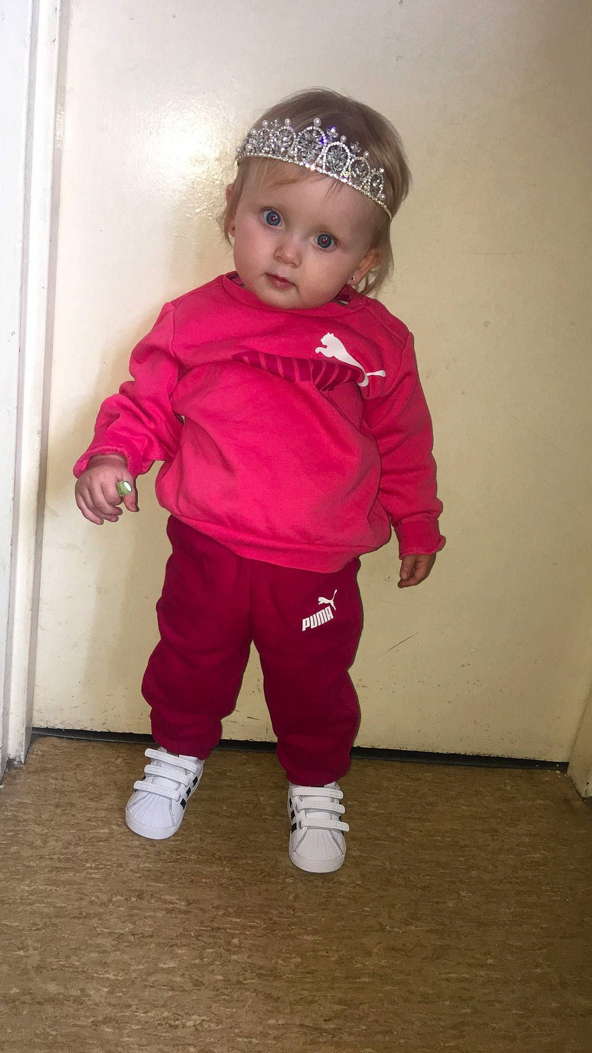 Inaya participe au concours pour gagner de l'argent avec cette photo : baby, baby_toddler_clothing, cap, cheek, child, fashion_accessory, flooring, fun, gesture, head, headband, headwear, human_leg, knee, magenta, person, personal_protective_equipment, pink, sleeve, sneakers