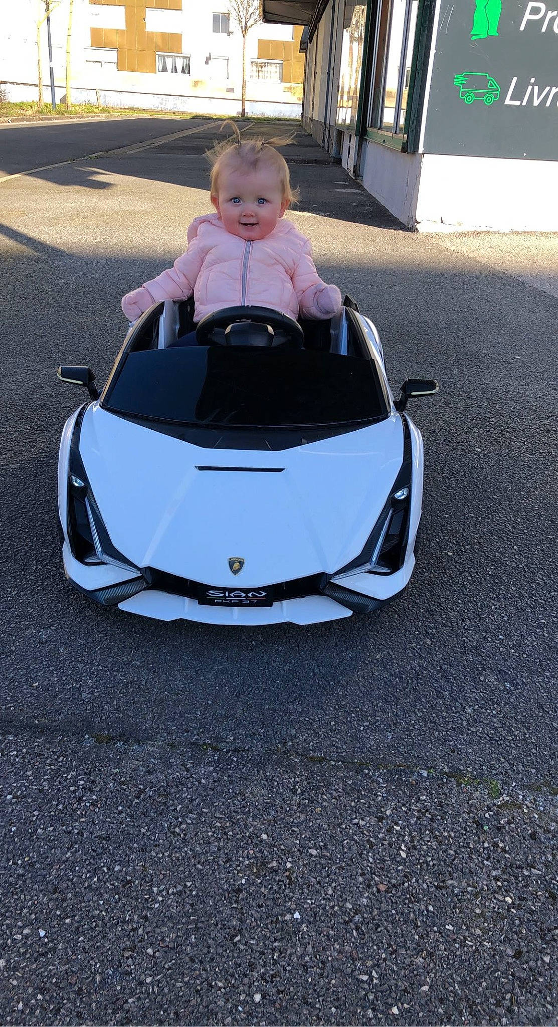 Inaya a rejoint le concours — aidez-le/la à gagner de superbes lots ! asphalt, automotive_design, automotive_exterior, automotive_lighting, automotive_tire, automotive_wheel_system, baby, bumper, car, hood, motor_vehicle, person, rim, road_surface, tire, toddler, travel, vehicle, vehicle_door, wheel