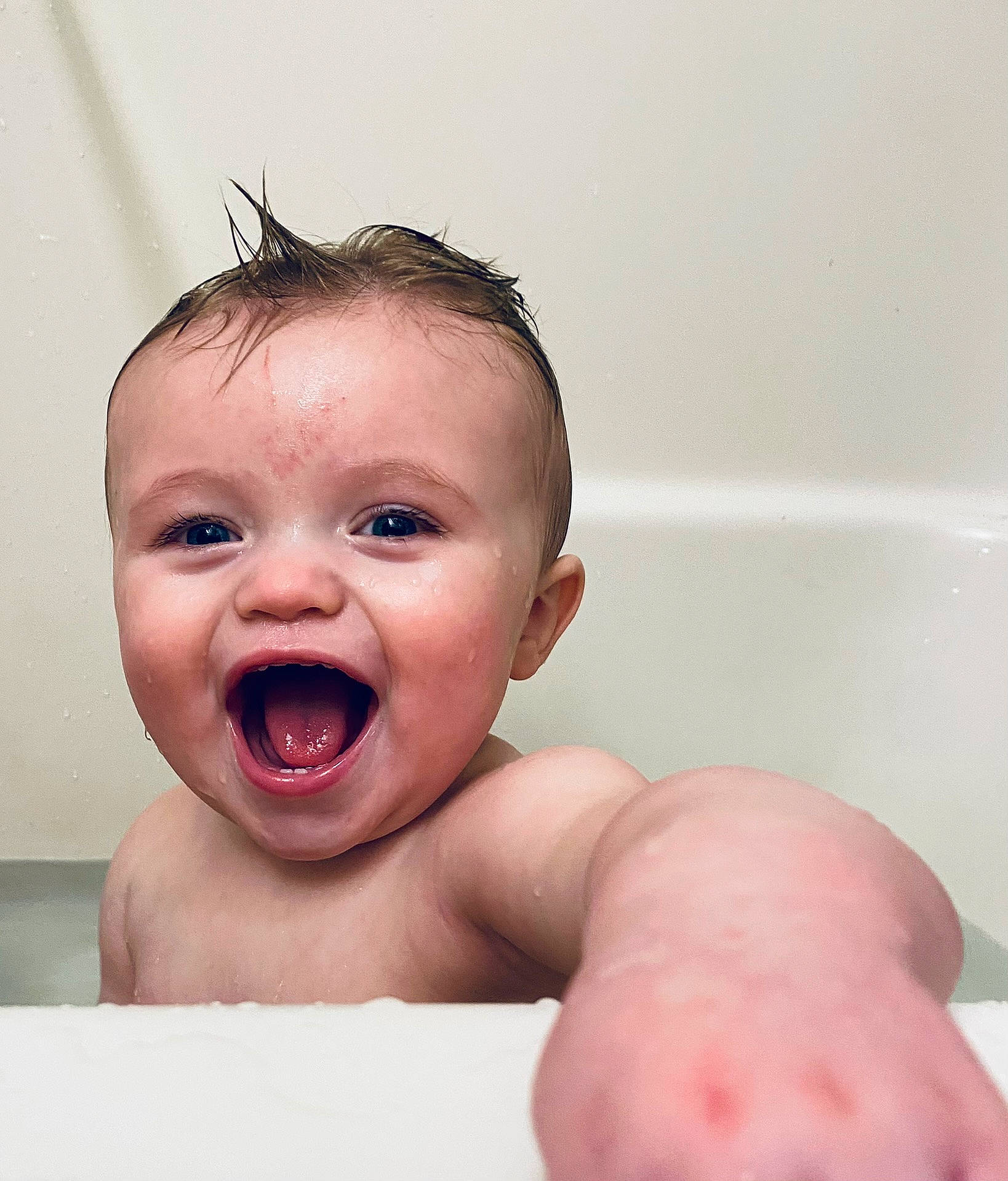 Everett is registered to the contest to win money with this photo: baby_bathing, bathtub, cheek, ear, eye, eyebrow, eyelash, finger, fluid, forehead, gesture, happy, jaw, lip, mouth, neck, nose, person, skin, smile