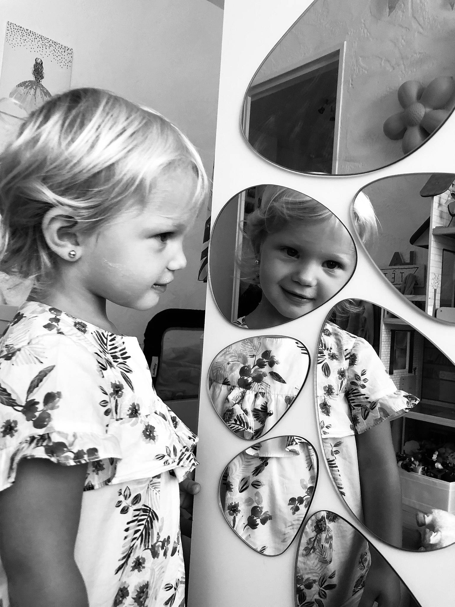 Cassidy a rejoint le concours — aidez-le/la à gagner de superbes lots ! art, black, black_and_white, clothing, cool, facial_expression, hairstyle, happy, iris, joy, monochrome, monochrome_photography, organ, person, photograph, skin, smile, standing, style, t_shirt